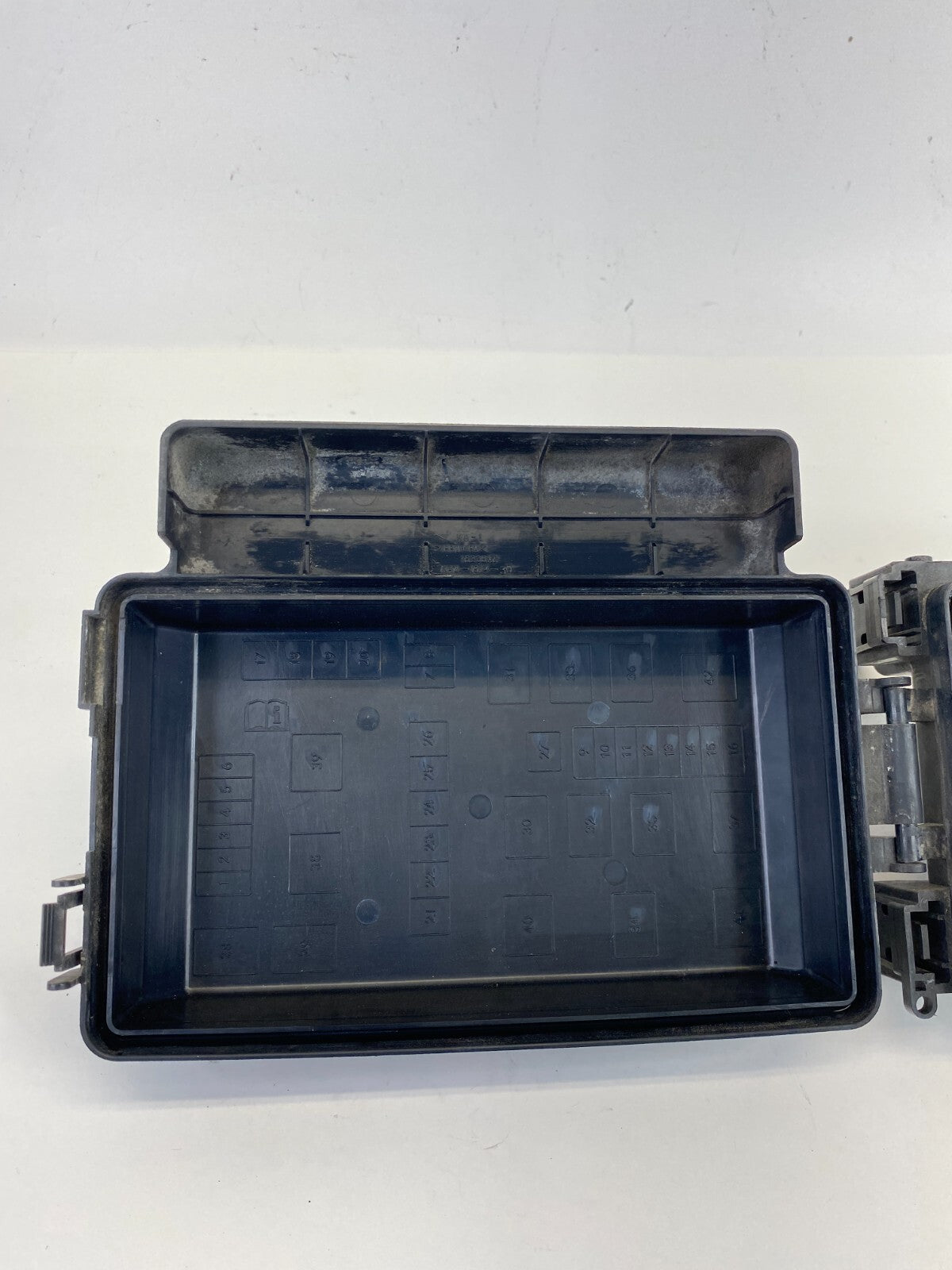 2005 Dodge Magnum 3.5L Fuse Box Relay Box Compartment w/ Cap 7140-1914-30 OEM