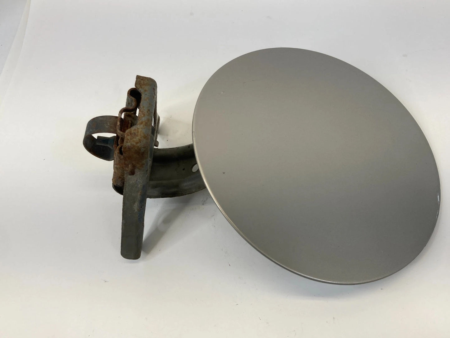 2007-2014 GMC YUKON CHEVY TAHOE ESCALADE FUEL TANK FILLER DOOR GAS LID OEM