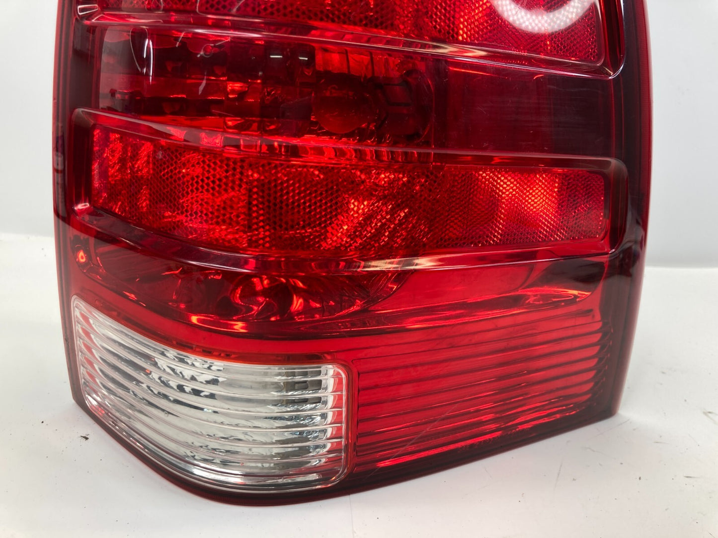 2003-2006 Ford Expedition Rear Right Side Taillight Tail Lamp Assy 2LIX-I3B504-A