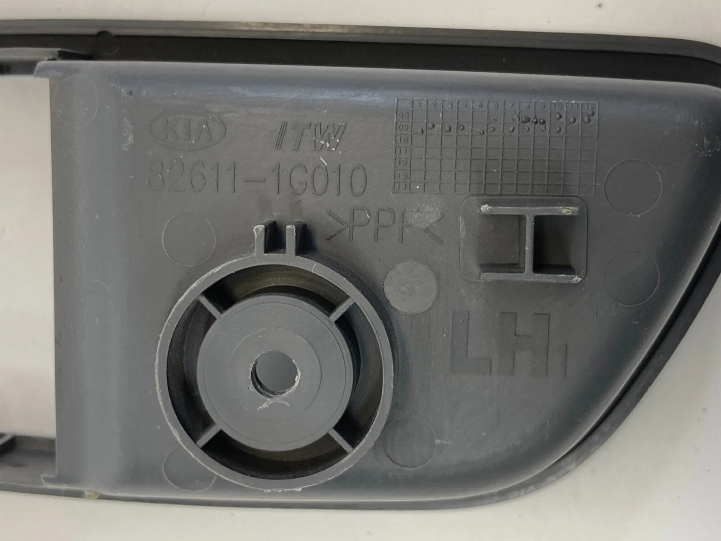 2009-2011 KIA RIO REAR LEFT SIDE INTERIOR DOOR HANDLE BEZEL TRIM 82611-1G010 OEM