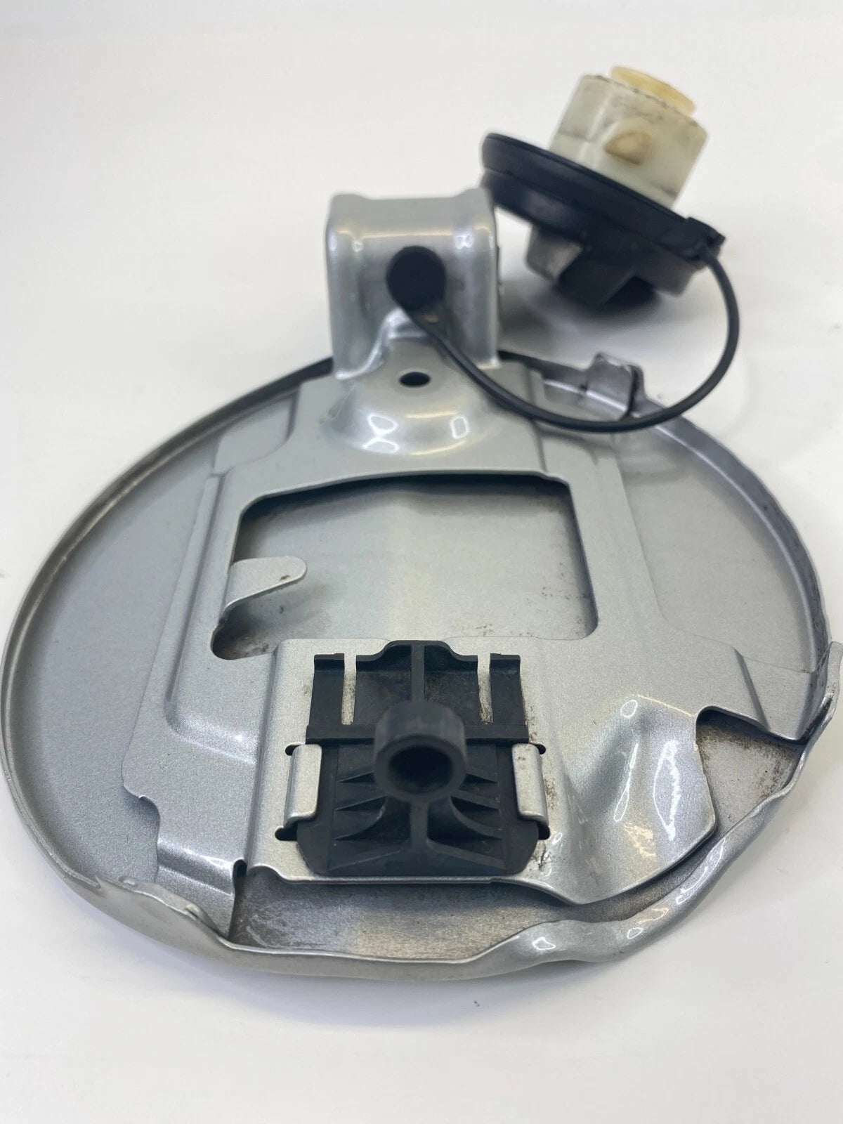 2007-2009 SUZUKI XL-7 FUEL FILLER DOOR TANK GAS LID COVER W/ FUEL CAP ASSY OEM