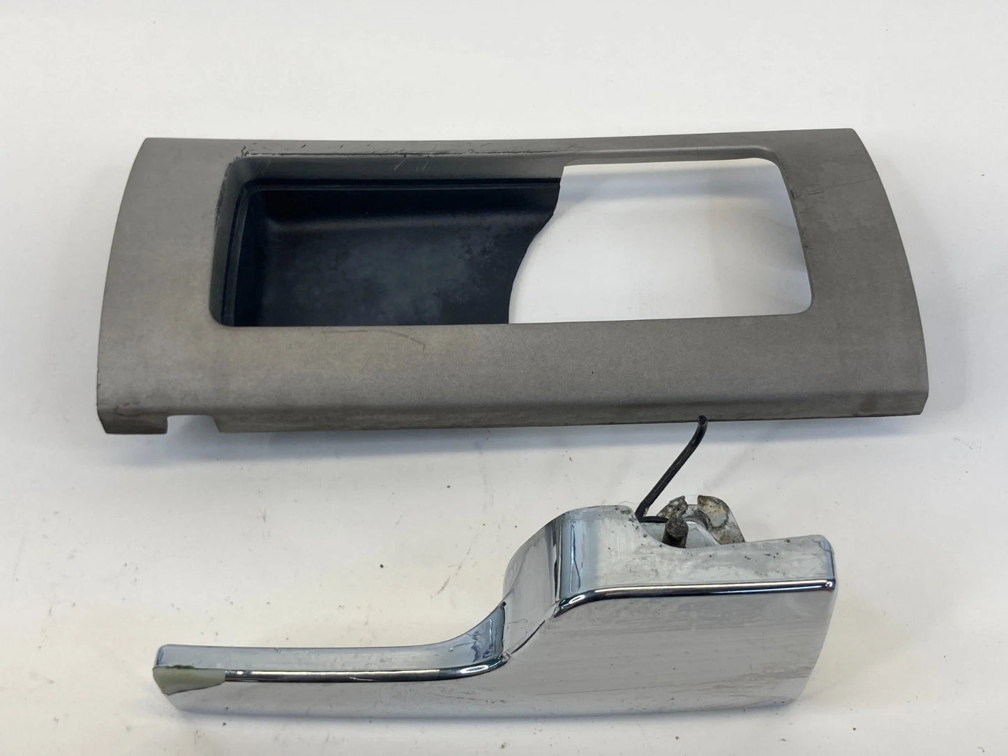 03-06 LINCOLN NAVIGATOR FRONT RIGHT SIDE INNER DOOR HANDLE W/ BEZEL 2L7X-782678