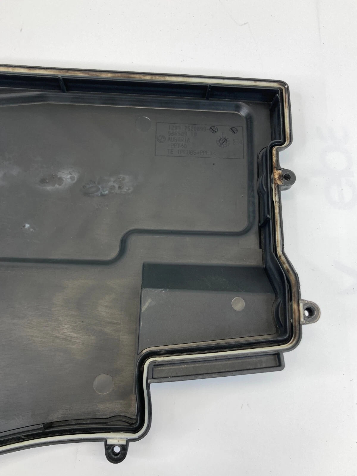 2004-2007 BMW 530I ENGINE ROOM JUNCTION FUSE BOX LID UPPER COVER 12-90-7-520-899