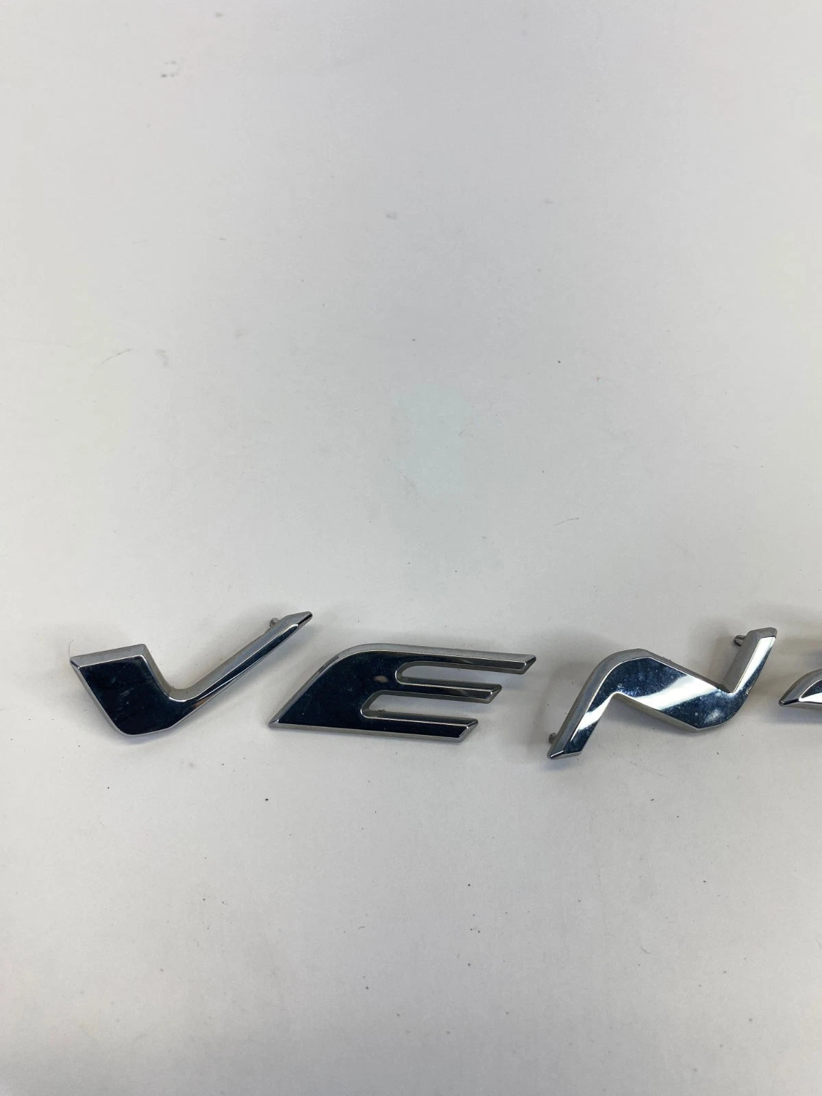 2009-2015 TOYOTA VENZA REAR LIFTGATE HATCH EMBLEM CENTER NAMEPLATE OEM FACTORY