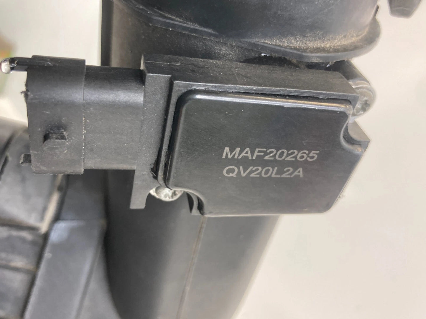 2003-2011 Saab 9-3 2.0L Front Air Intake Air Box Filter w/ Maf Sensor 55559779