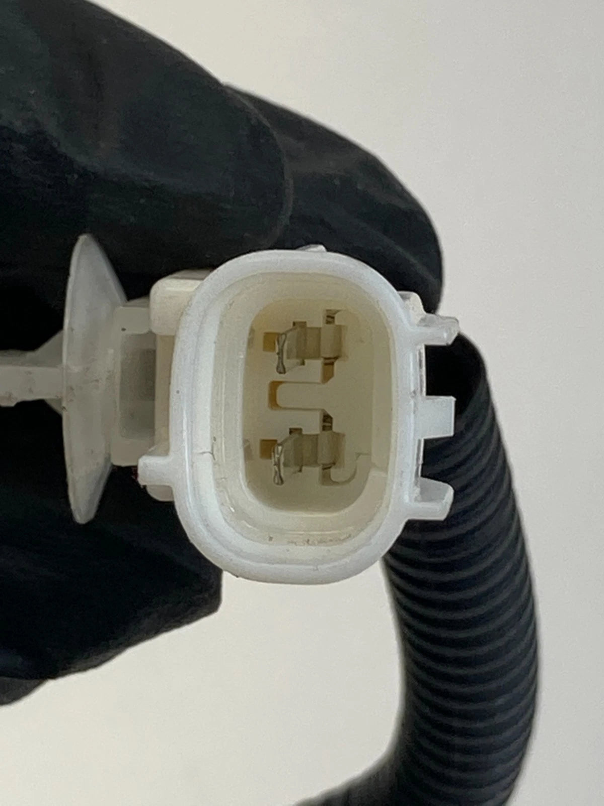 2009-2013 TOYOTA MATRIX FRONT RIGHT SIDE SEAT BELT BUCKLE ASSEMBLY