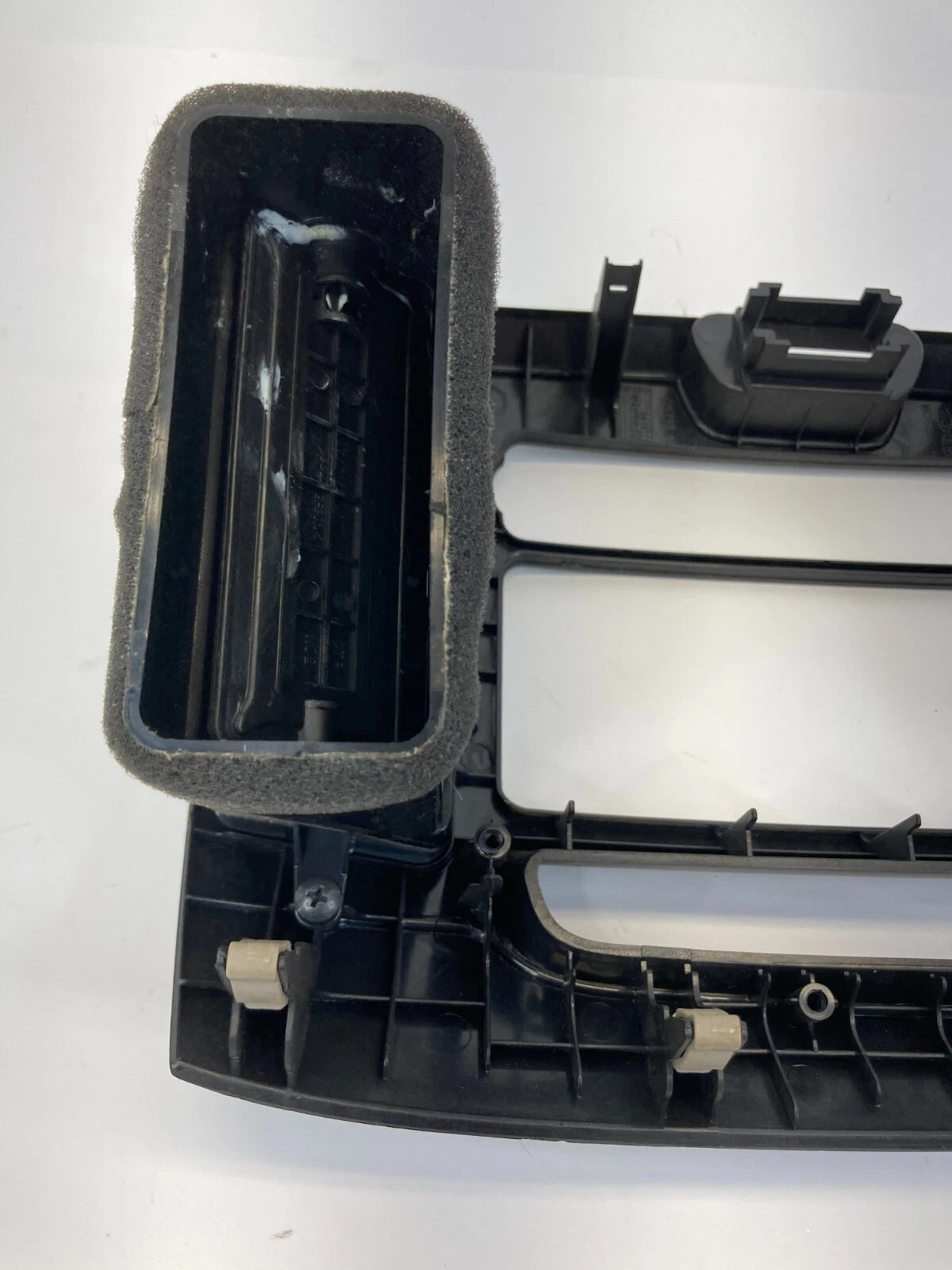 07-10 HYUNDAI ELANTRA CENTER DASH RADIO BEZEL CLIMATE CONTROL TRIM W AIR VENT