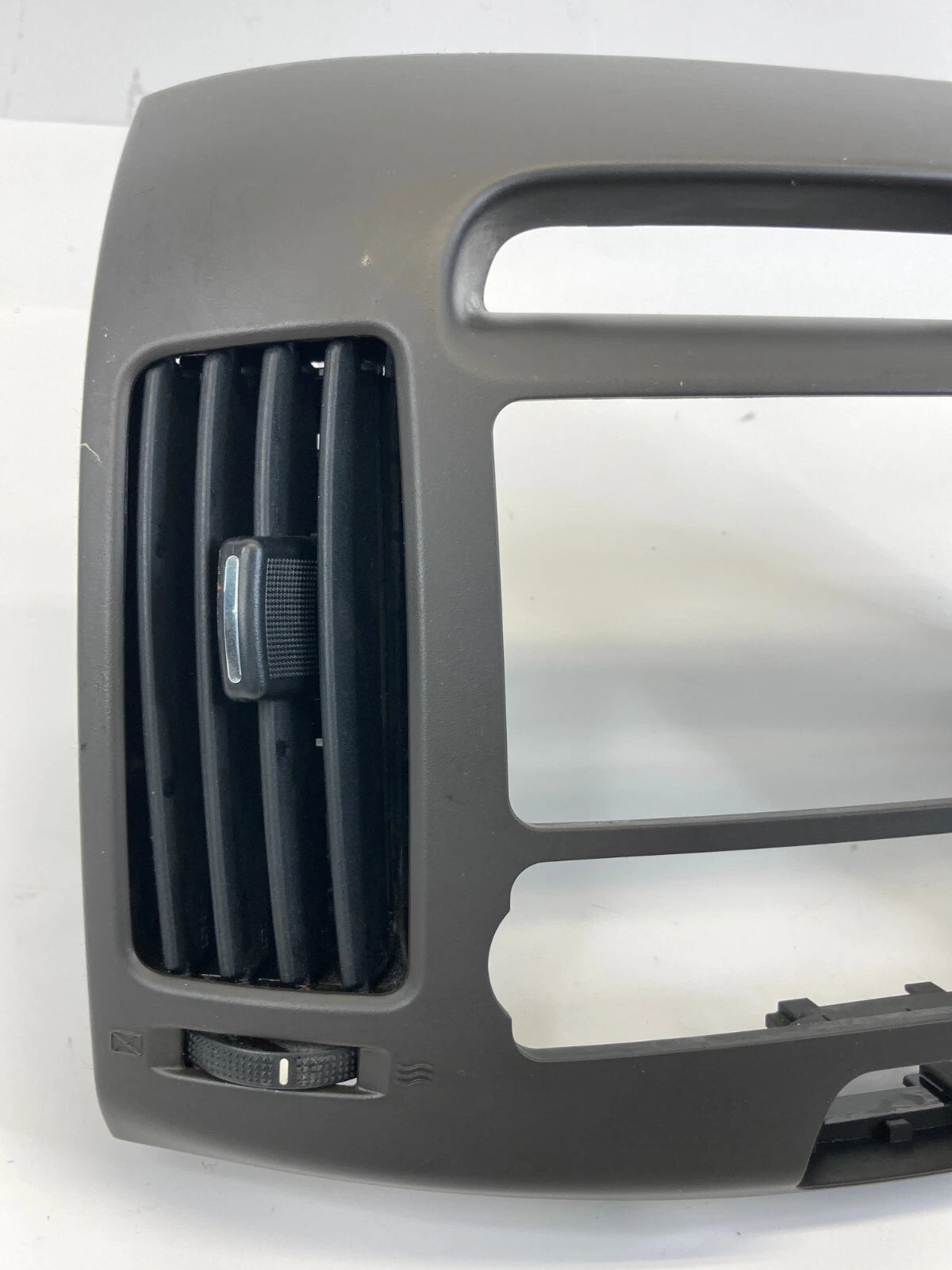 07-10 HYUNDAI ELANTRA CENTER DASH RADIO BEZEL CLIMATE CONTROL TRIM W AIR VENT
