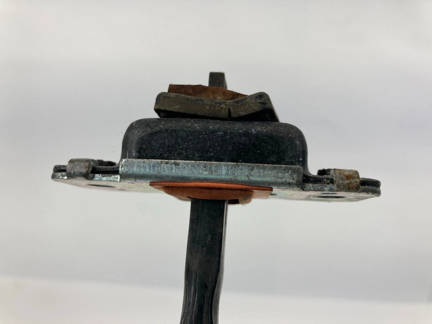 06-11 HYUNDAI ACCENT SEDAN FRONT LEFT DRIVER SIDE DOOR LOCK CHECK STOPPER STRAP