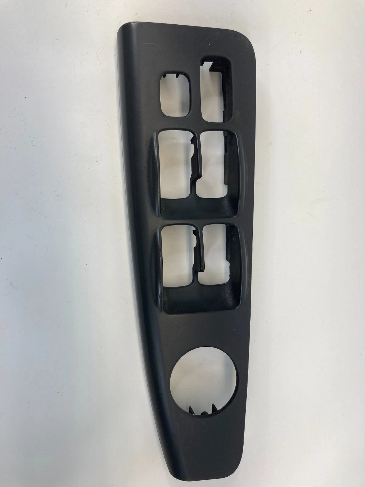 2002-2006 KIA SPECTRA SEDAN 4-DR FRON LEFT DOOR WINDOW SWITCH BEZEL 612W21430