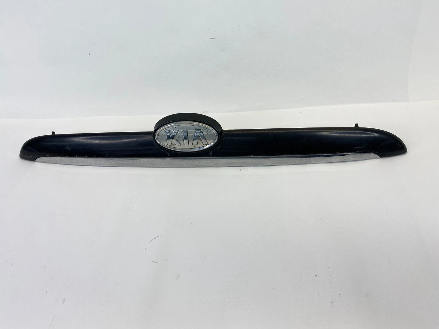 04-06 KIA SPECTRA REAR LID FINISH GARNISH LICENSE LIGHT PANEL MOLDING 925012F010
