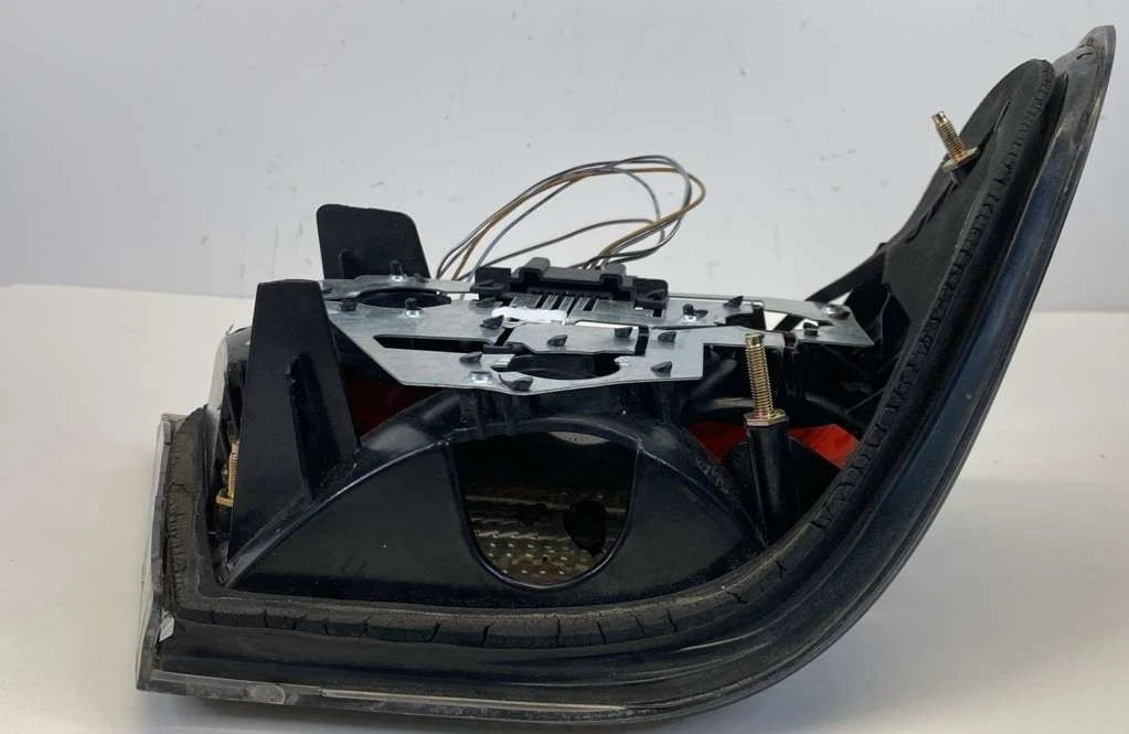 1998 1999 MERCEDES-BENZ E430 TAIL LIGHT LAMP RIGHT SIDE OUTER AFTERMARKET