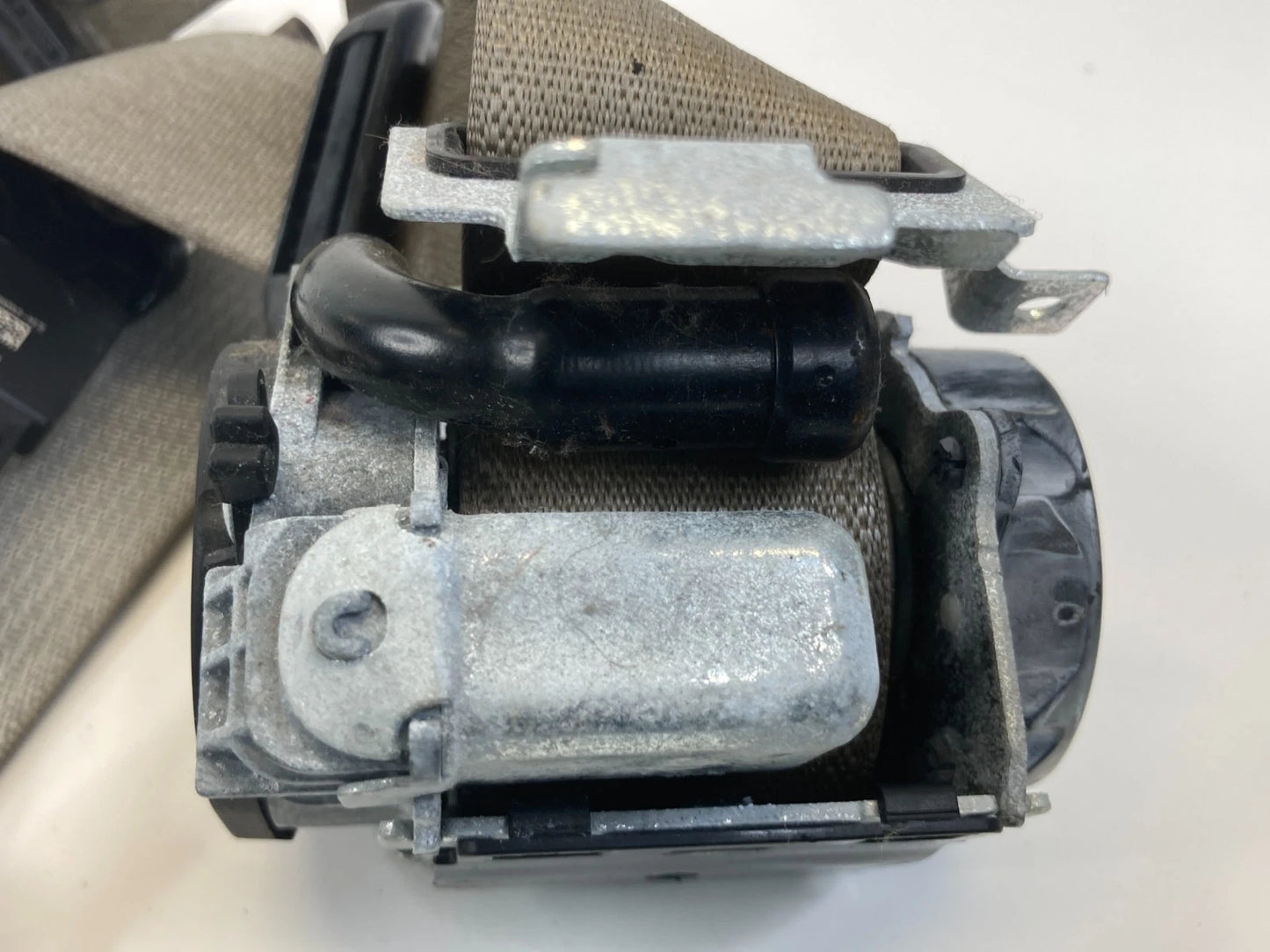 2008-2012 FORD ESCAPE FRONT RIGHT PASSENGER SEAT BELT RETRACTOR 9L84-78612D64-A