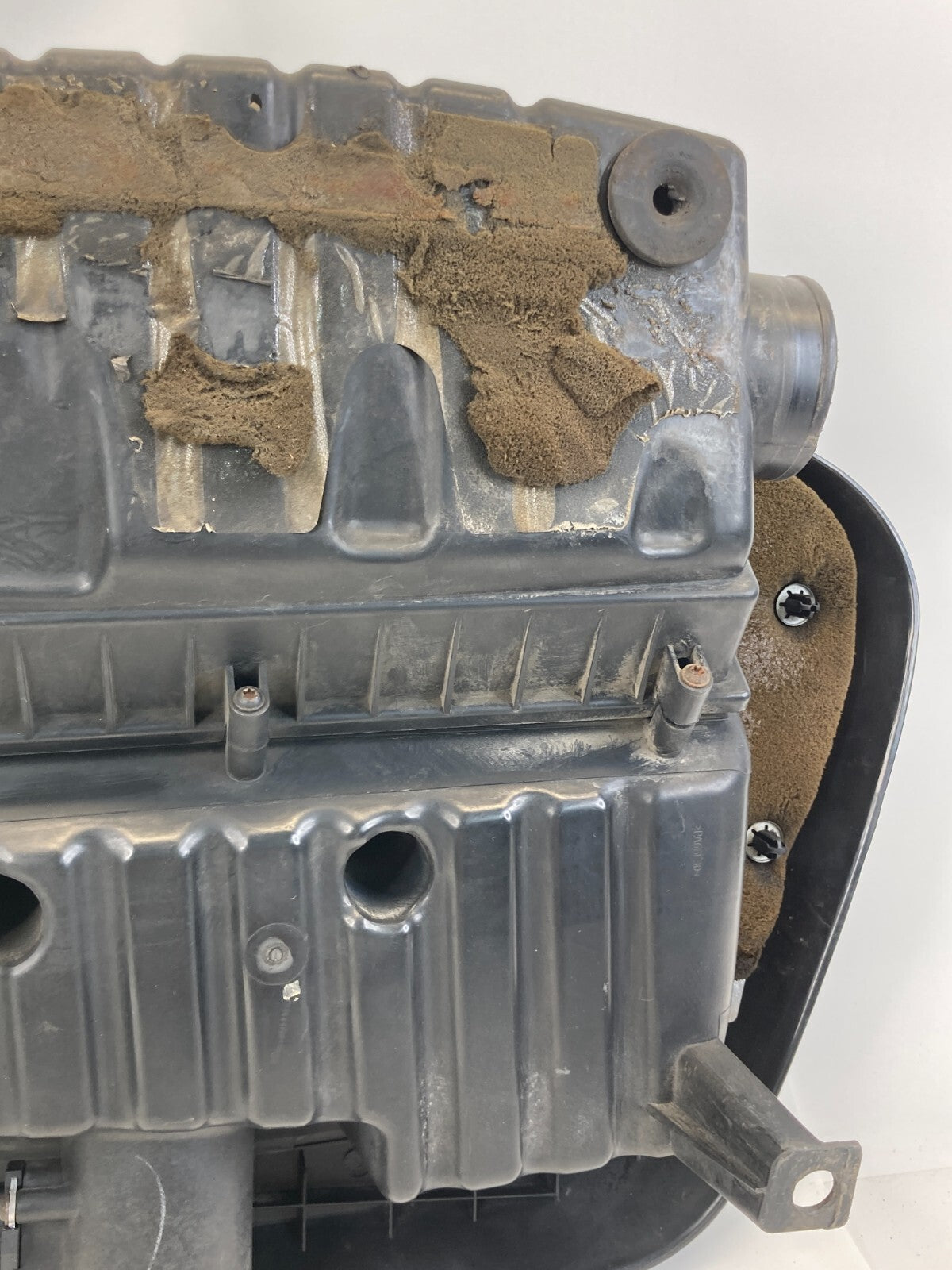 2006-2011 Chevrolet HHR 2.2L Engine Cover Air Intake Cleaner Filter Box Assembly