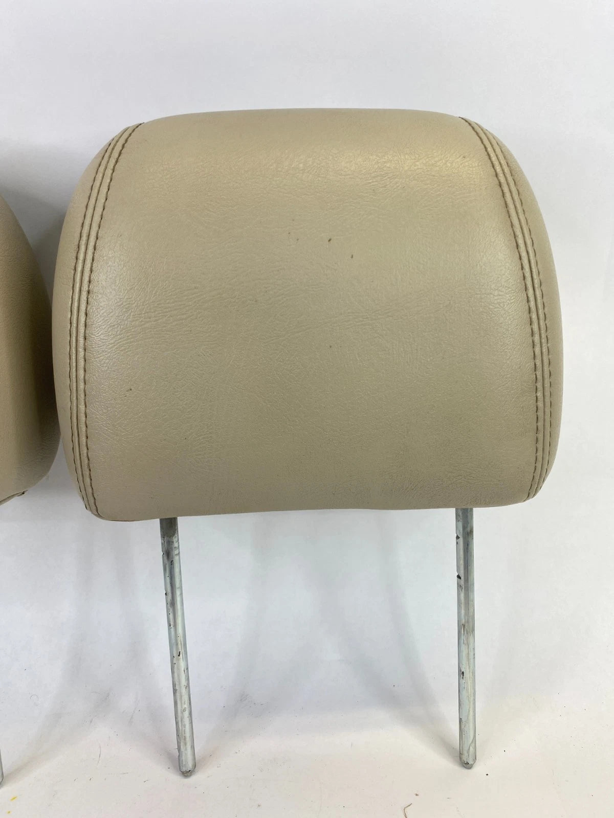2003-2006 CHEVROLET TAHOE FRONT LEFT & RIGHT SEAT HEADREST HEAD REST PAIR SET