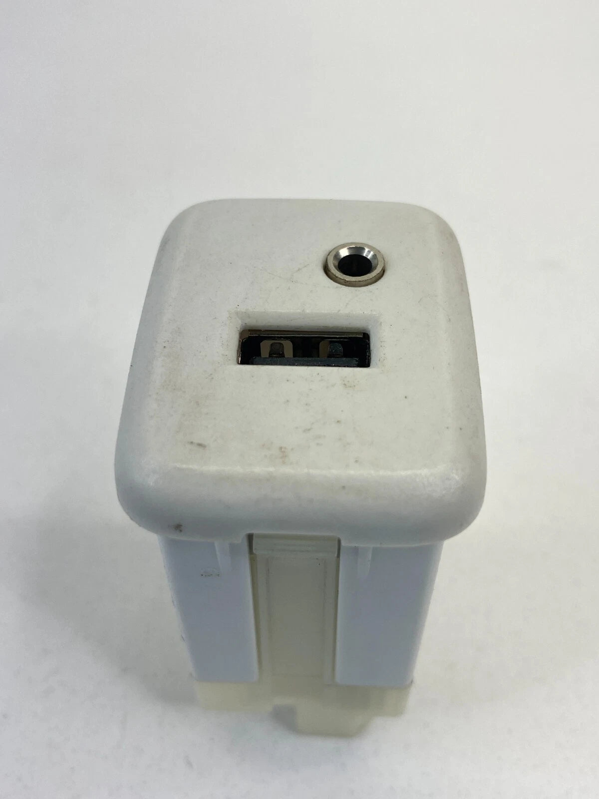 2016-2020 CHEVROLET IMPALA CENTER CONSOLE AUDIO PLAYER AUXILIARY JACK USB SOCKET