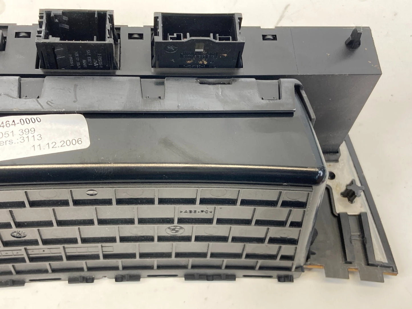 04-07 BMW 525i DASH STORAGE PANEL DTC HEATED SEAT SWITCH BEZEL OEM 31464-0000
