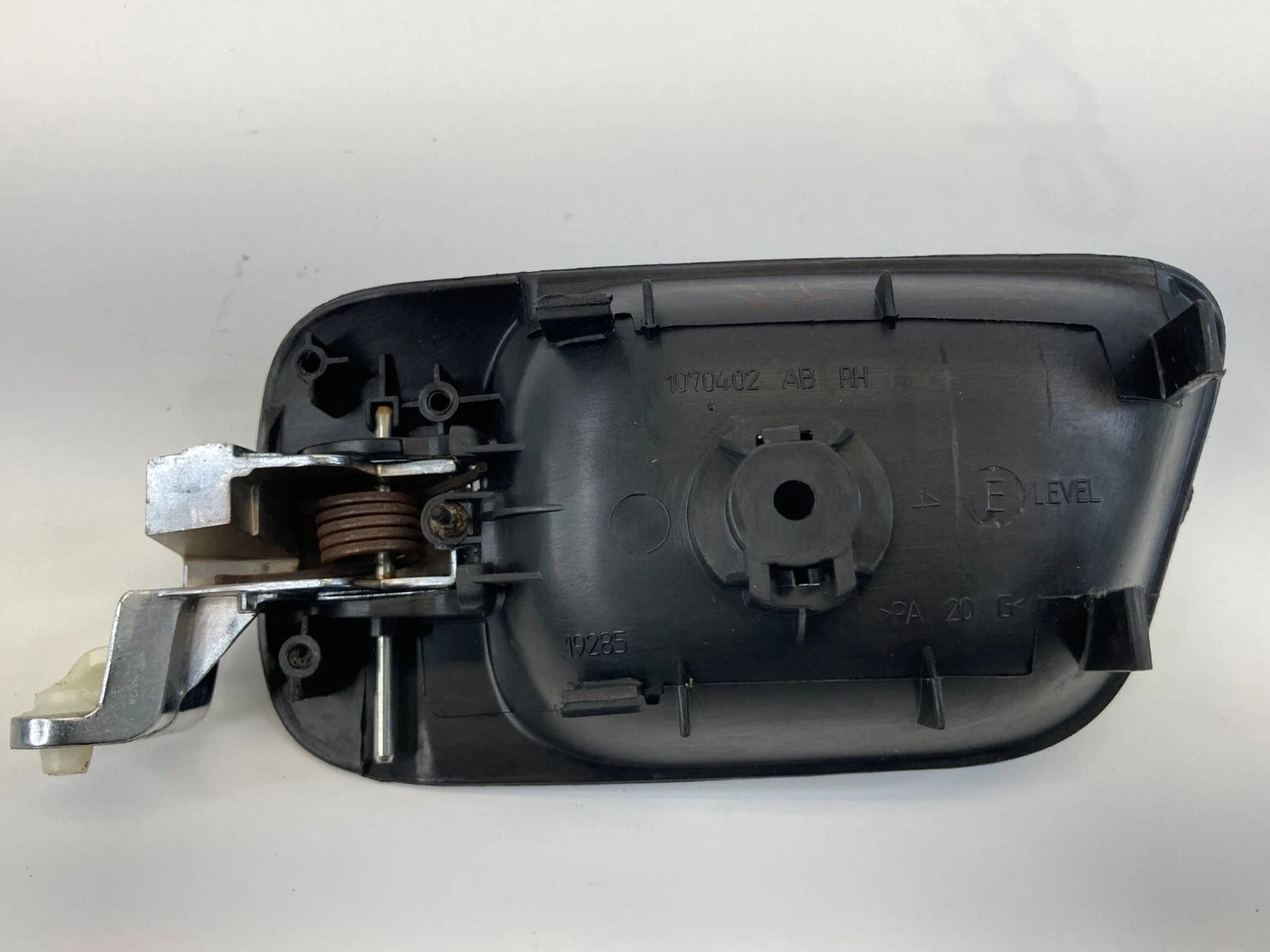 2005-2007 CHRYSLER 300 REAR RIGHT BACK SIDE DOOR INNER DOOR HANDLE 1070402 OEM
