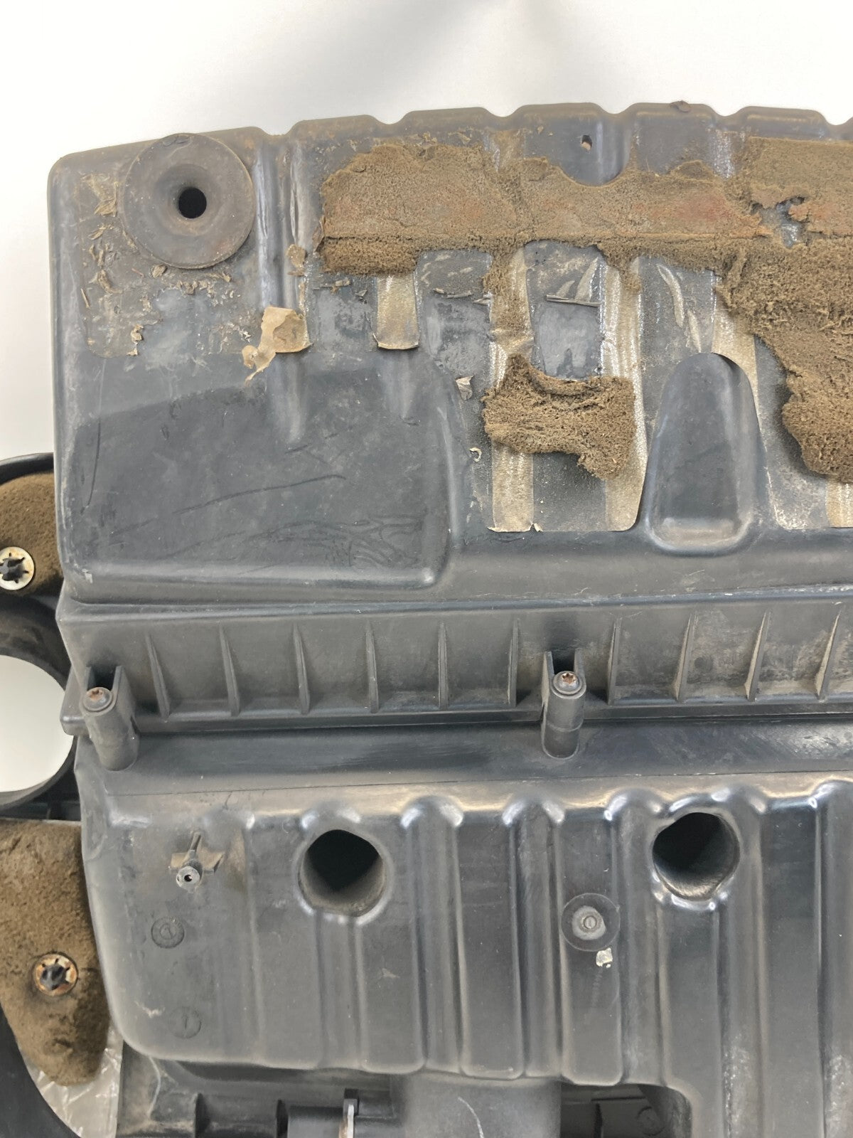 2006-2011 Chevrolet HHR 2.2L Engine Cover Air Intake Cleaner Filter Box Assembly