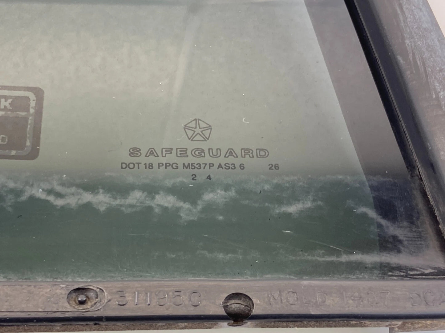 1993-1998 JEEP GRAND CHEROKEE REAR LEFT SIDE DOOR QUARTER WINDOW GLASS FIXED OEM