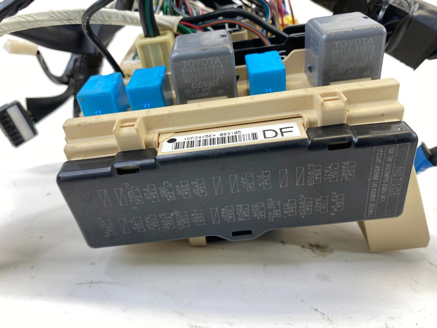 04-06 TOYOTA SOLARA COUPE 2.4L AT INTERIOR CABIN UNDER DASH FUSE RELAY BOX OEM
