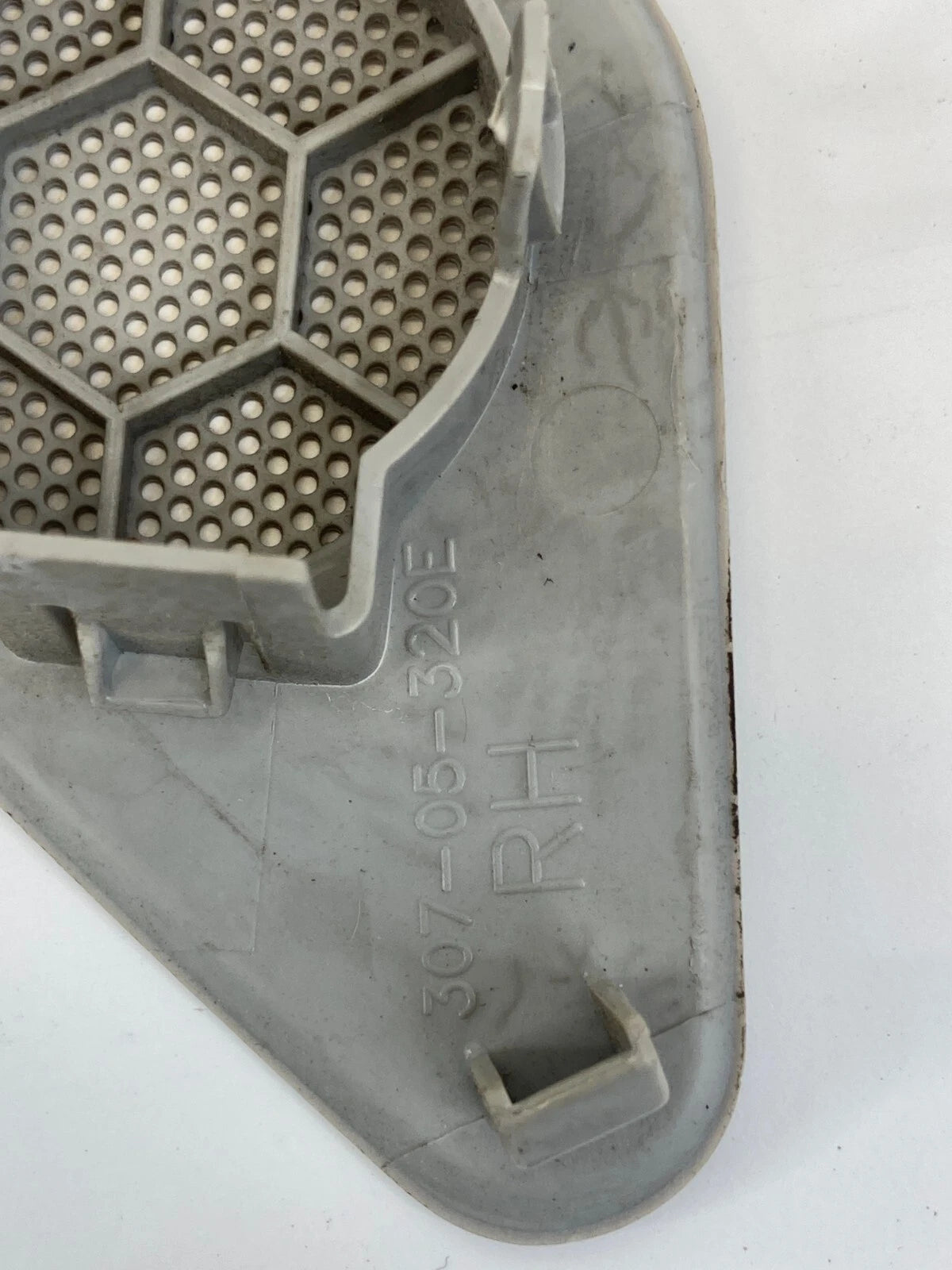2009-2017 CHEVY TRAVERSE RIGHT SIDE A PILLAR SPEAKER GRILL COVER TRIM 30705320