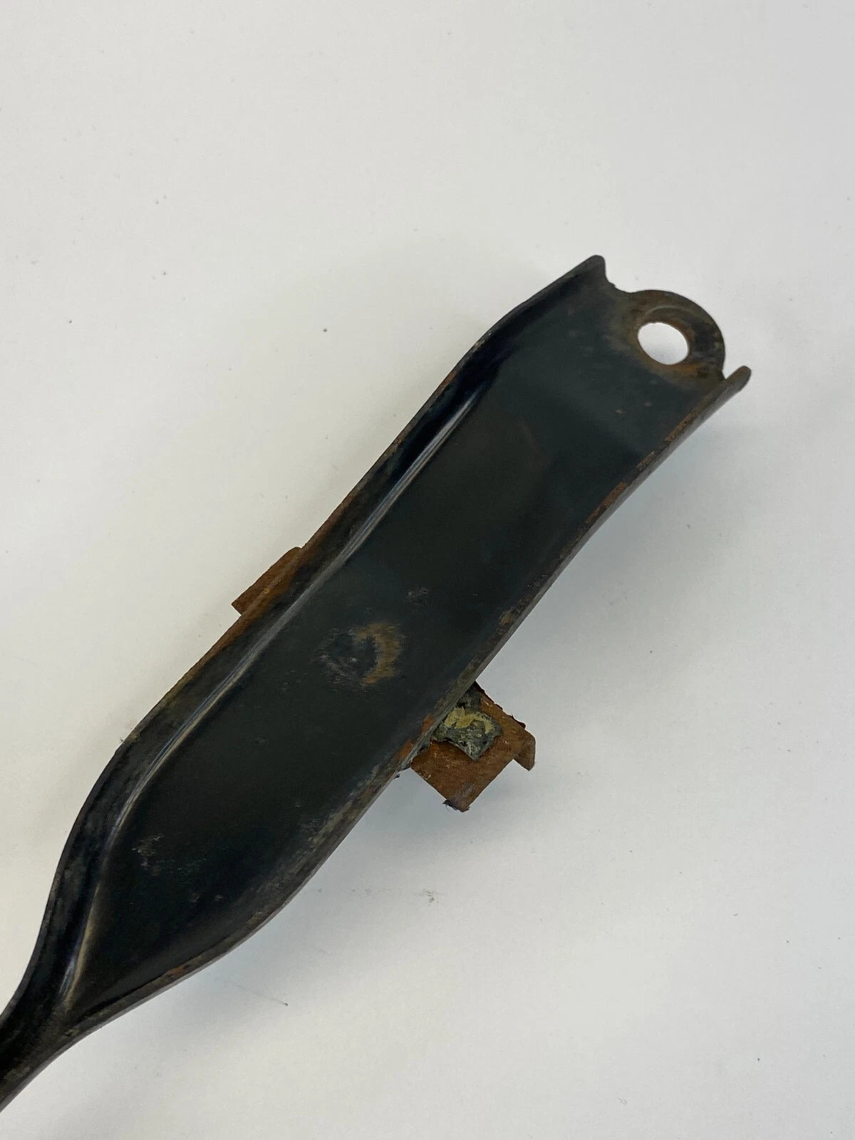 03 04 05 06 07 08 TOYOTA COROLLA 1.8L L4 BATTERY HOLD DOWN FRAME CLAMP OEM