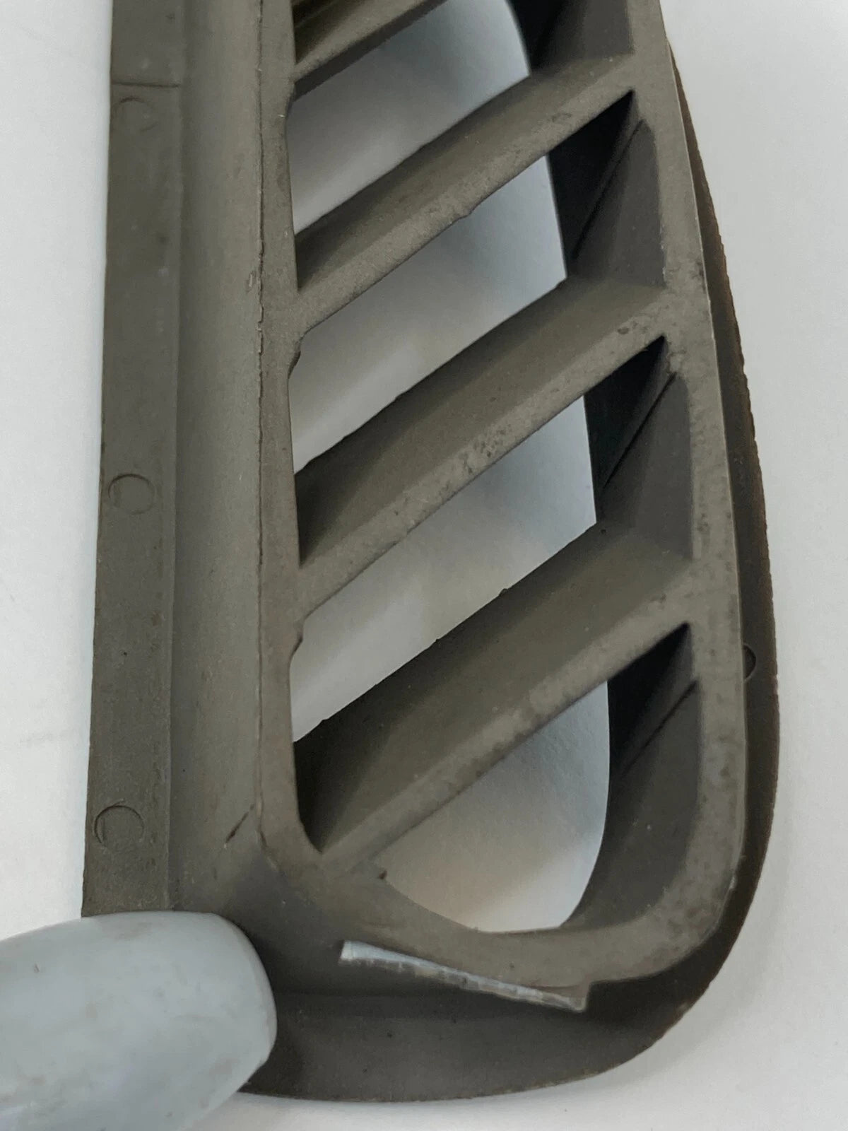 2000-2005 CADILLAC DEVILLE FRONT LEFT SIDE DOOR UPPER DEFROSTER GRILL NOZZLE