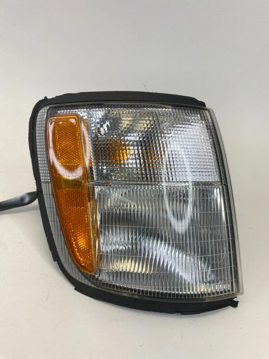 1998-2002 ISUZU TROOPER FENDER PASSENGER CORNER MARKER TURN SIGNAL LIGHT LAMP