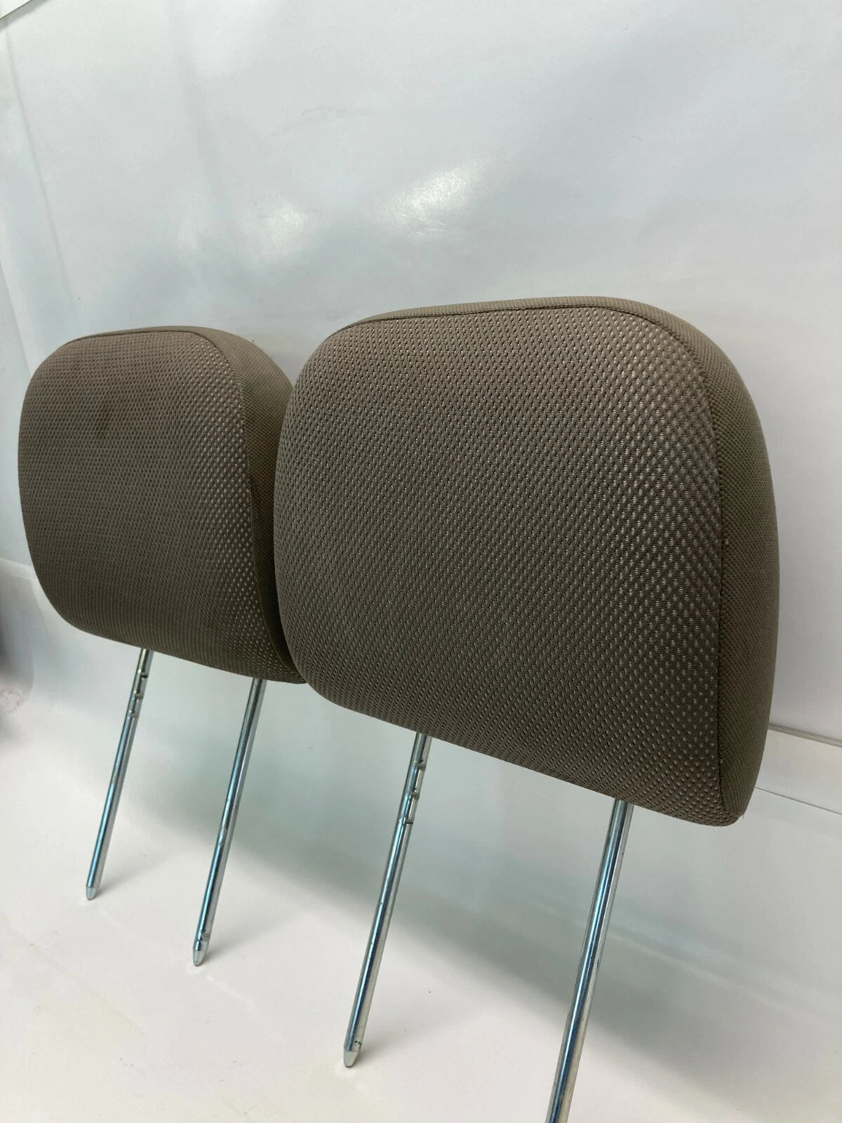 2004 2005 CHRYSLER PACIFICA FRONT LEFT & RIGHT SEAT HEADRESTHEAD REST SET PAIR
