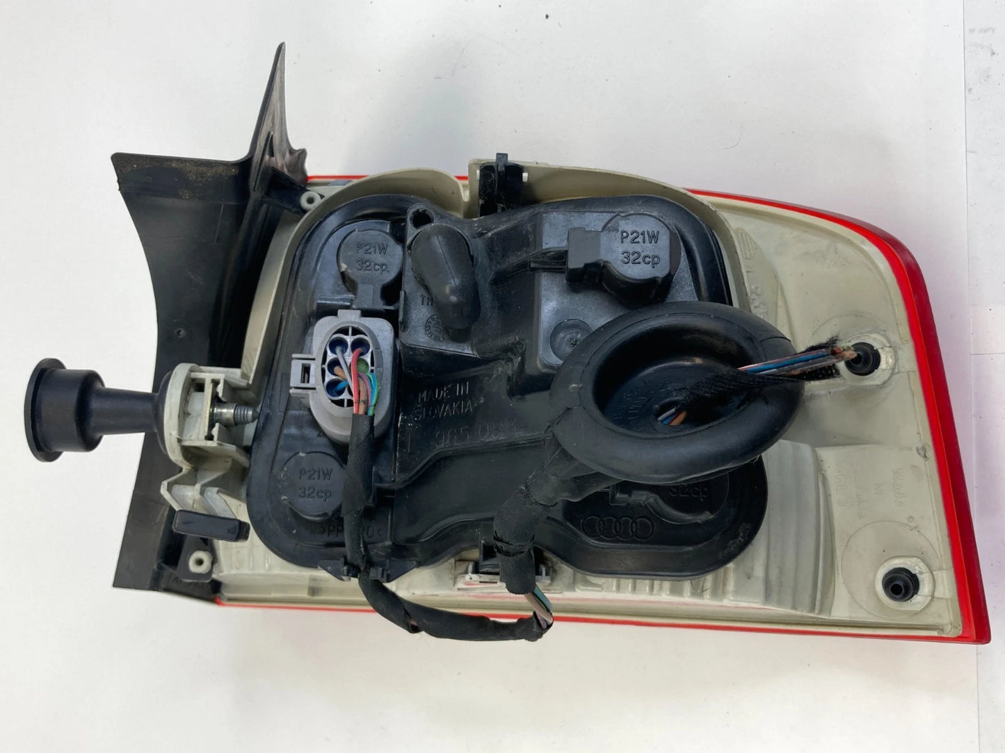 2005-2008 AUDI A4 QUATTRO OUTER REAR LEFT DRIVER SIDE TAIL LIGHT 8E5945095 OEM