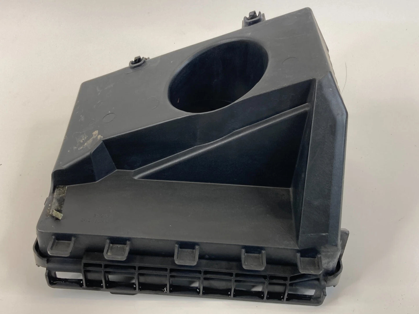 2004-2005 PONTIAC GRAND PRIX 3.8L V6 FRONT AIR INTAKE CLEANER BOX OEM 10389505