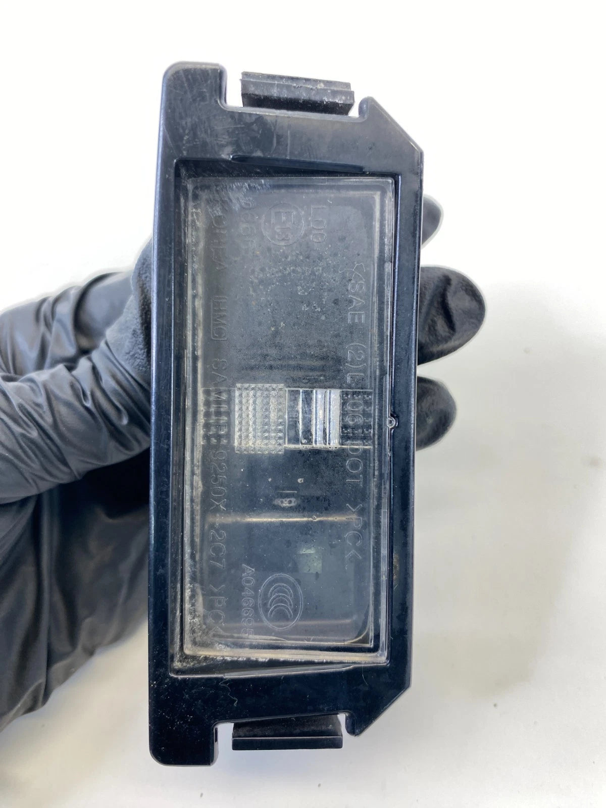 2012-2017 KIA RIO REAR LICENSE PLATE LIGHT LAMP HOUSING ASSEMBLY 9250X-2C7 OEM