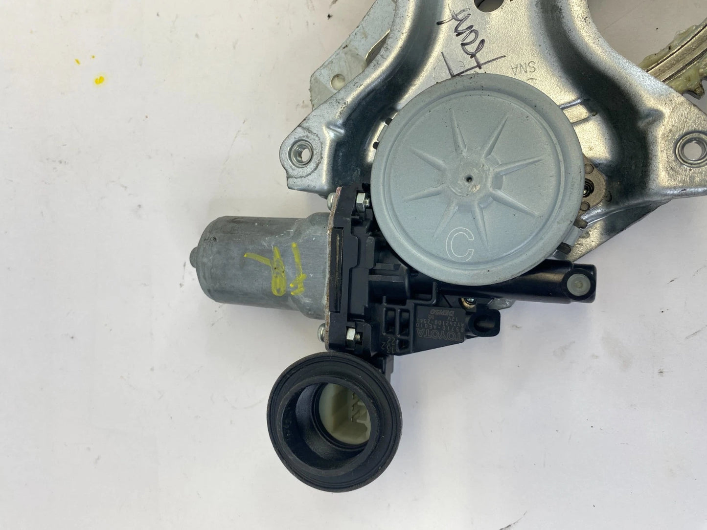 09-19 TOYOTA COROLLA FRONT RIGHT DOOR POWER WINDOW MOTOR REGULATOR 85710-AE010