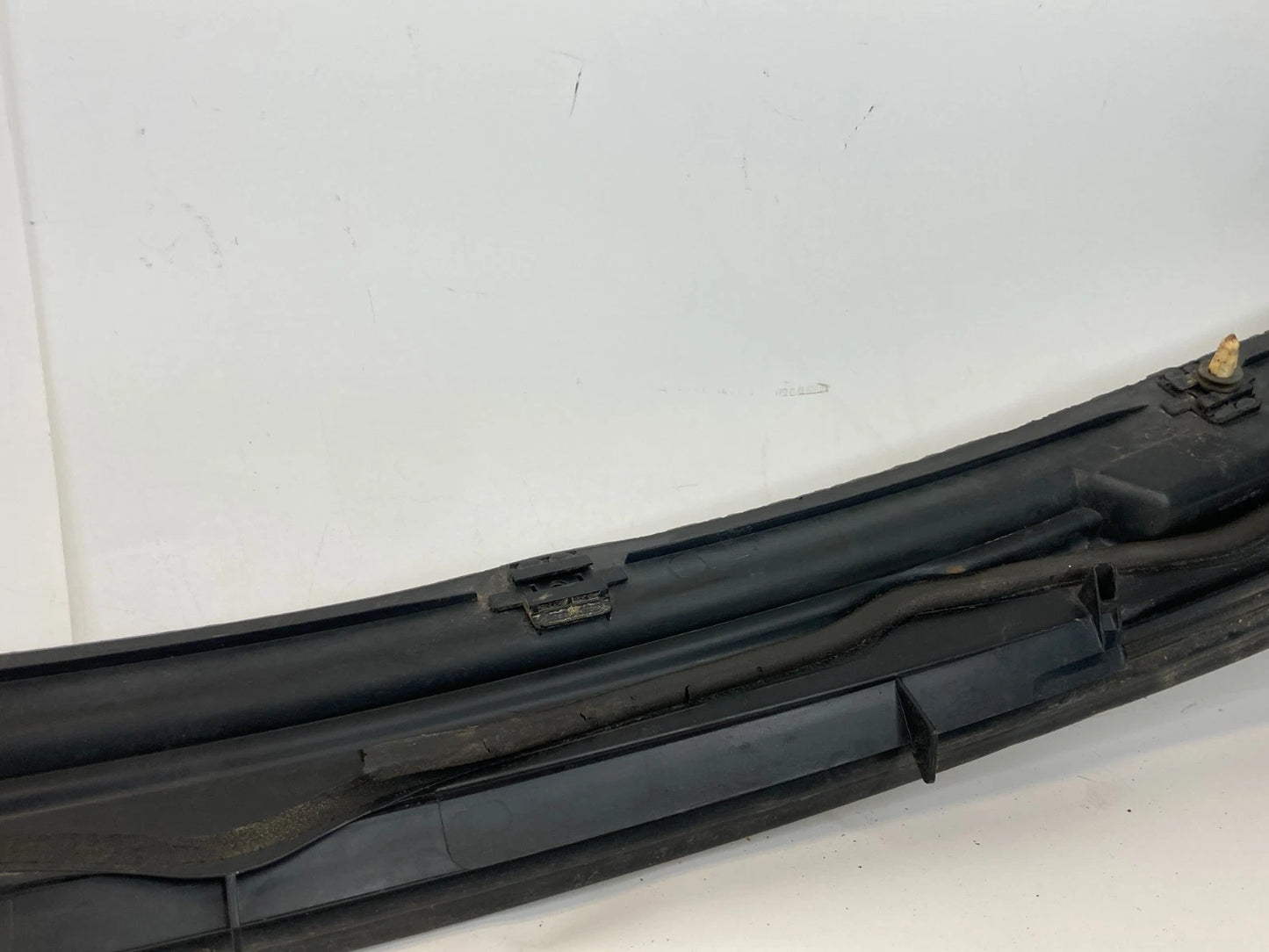 1999 2000 BMW 323I FRONT LOWER WINDSHIELD COWL PANEL COVER TOP TRIM 8-208-483