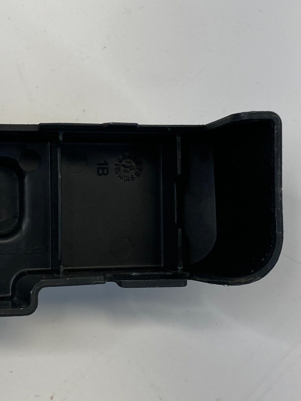 2013-2015 Chevrolet Malibu 2.5 Engine Compartment Fuse Block Trim Cover OEM