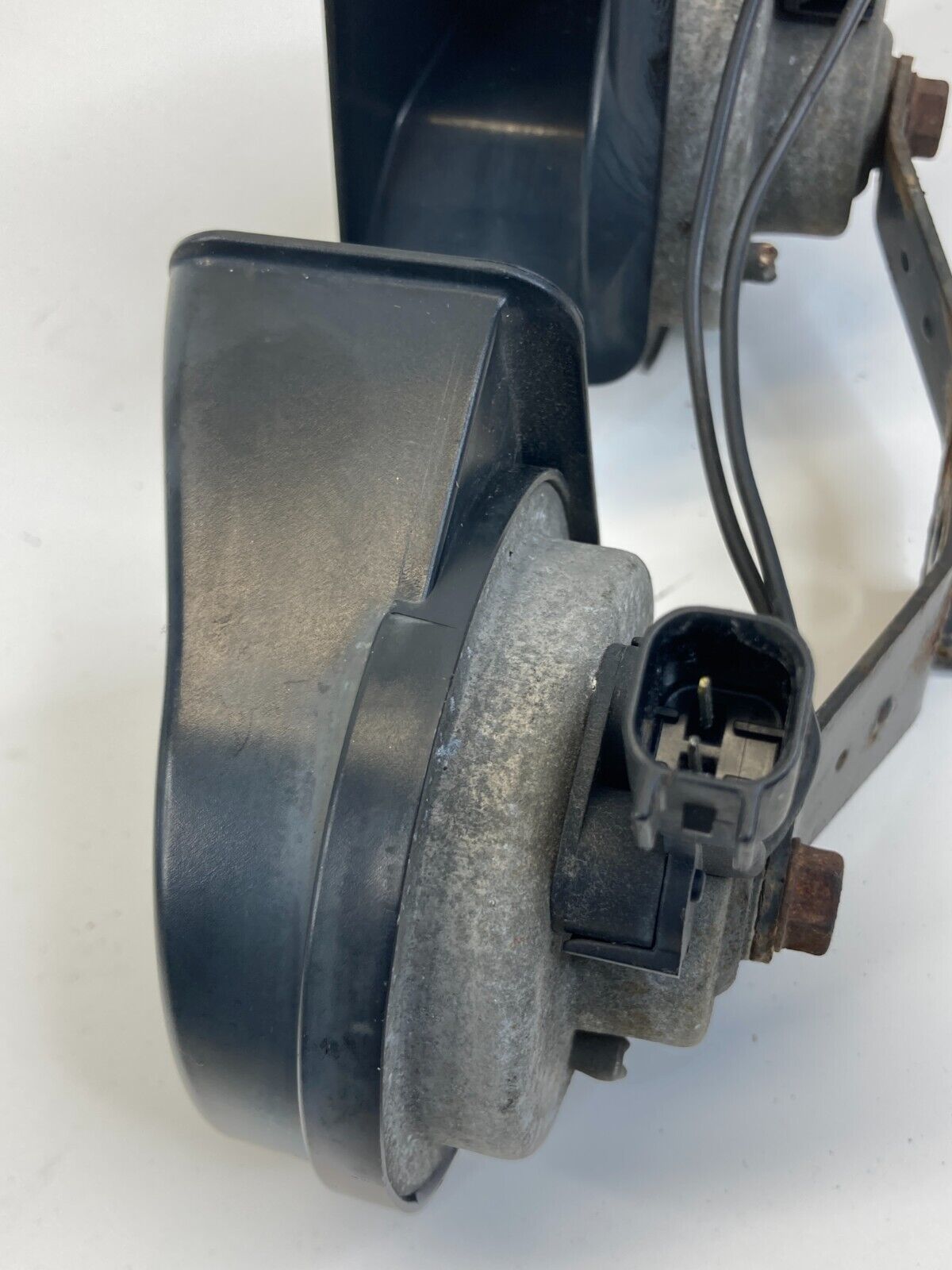 2003 2004 Ford Crown Victoria Dual Note Horn High & Low Note Pair E37042 OEM