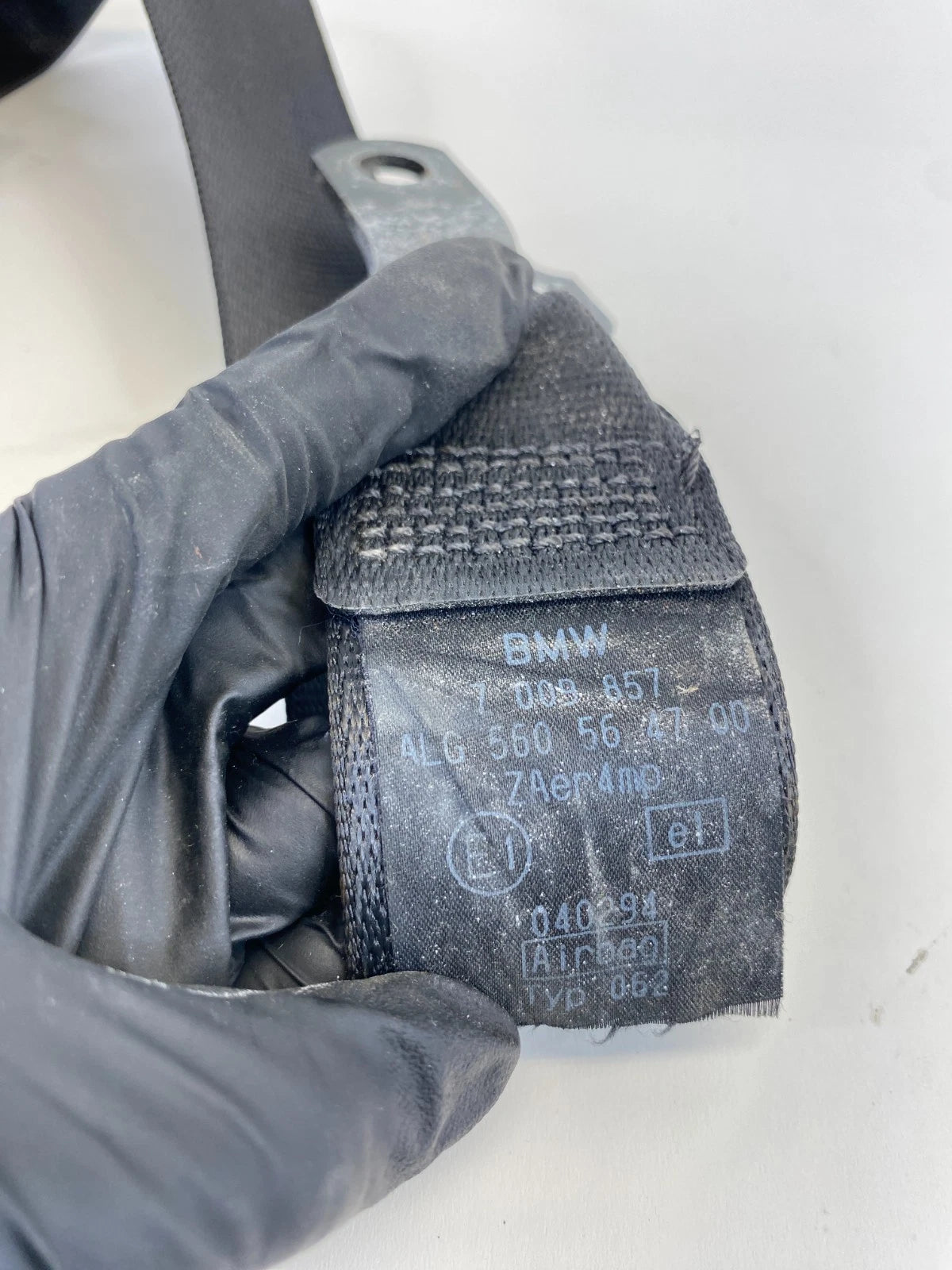 2001-2005 BMW 325I 325XI FRONT LEFT DRIVER SEAT BELT RETRACTOR 7009857 OEM