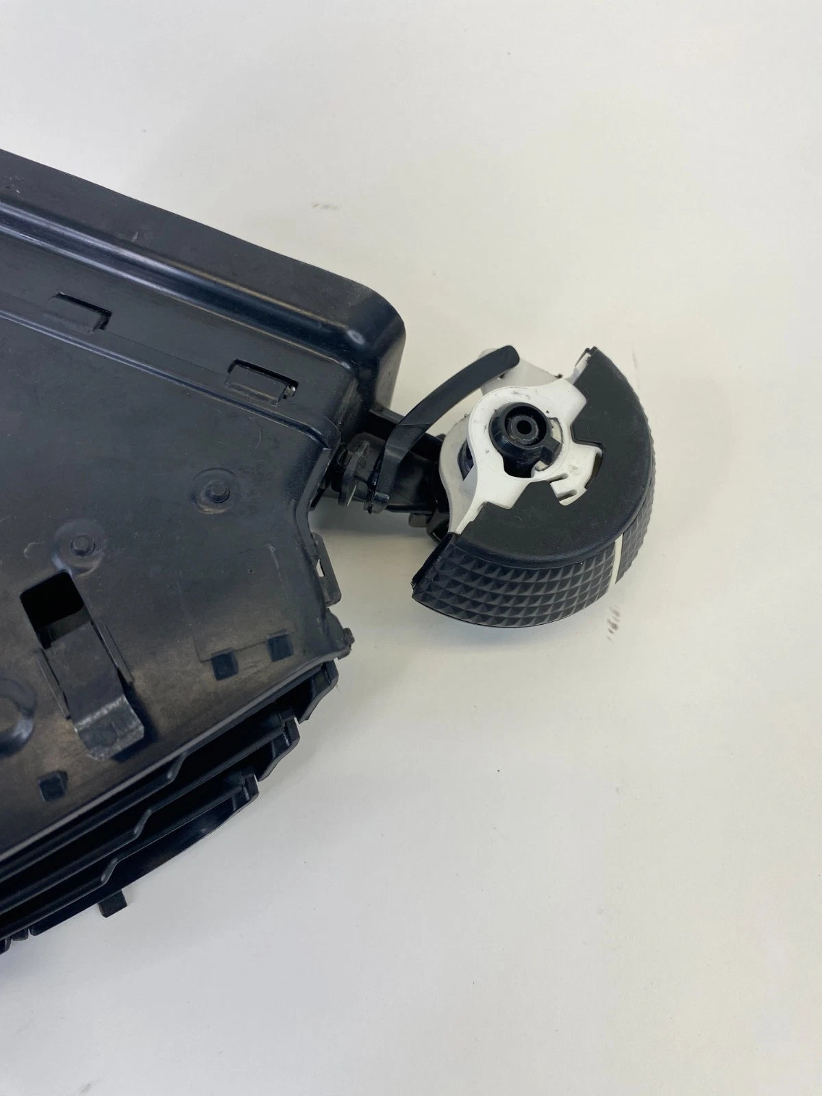 2013-2019 Ford Escape Center Dash Left Side A/C Air Vent Grille Duct Assy OEM