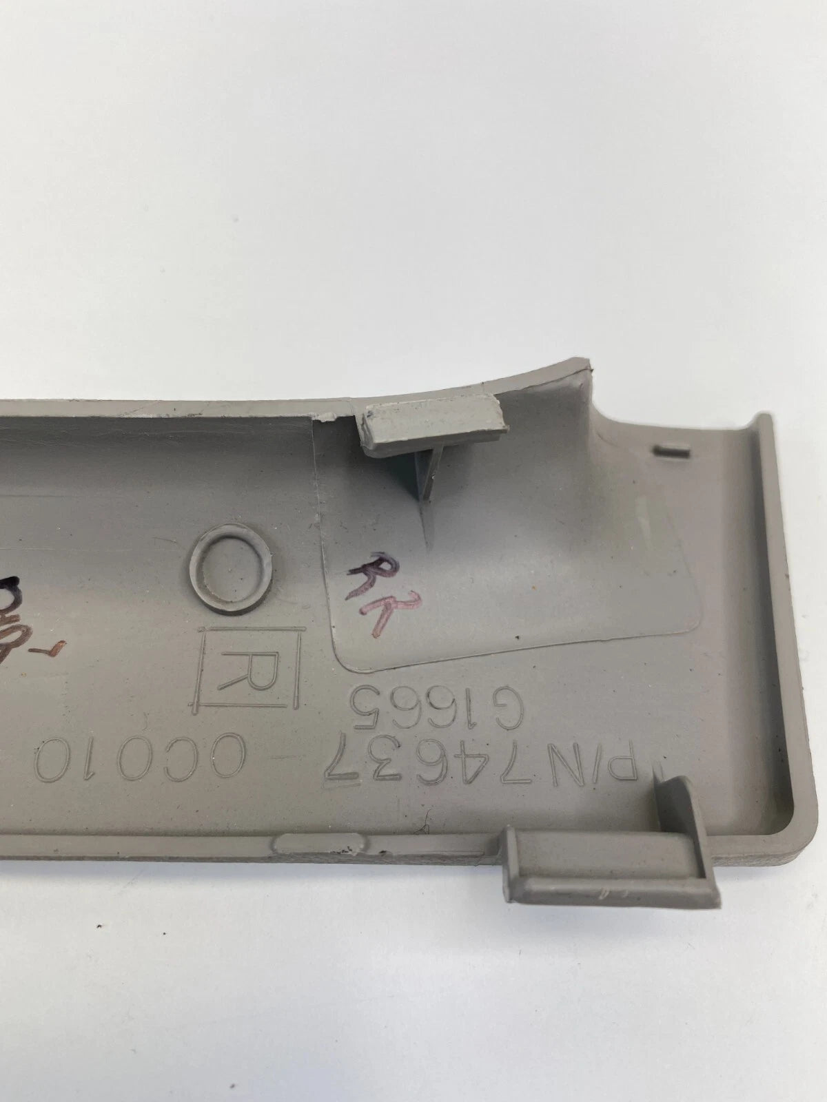 2001-2006 TOYOTA SEQUOIA REAR RIGHT B-PILLAR GRAB HANDLE TRIM COVER 74637-0C010