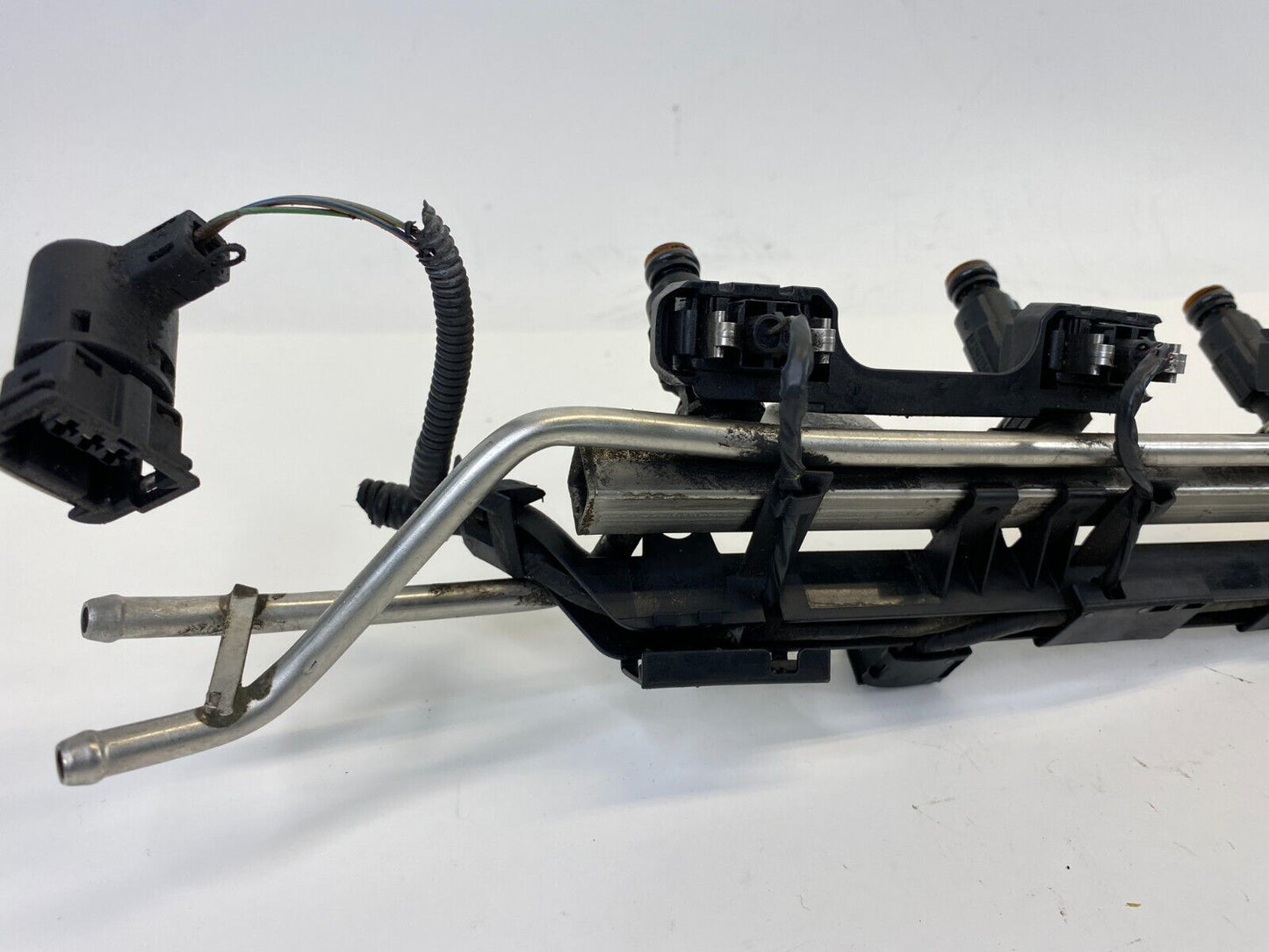 1999-2005 Volkswagen Beetle AT Fuel Injection Rail W/ Injectors 06A-133-681-B