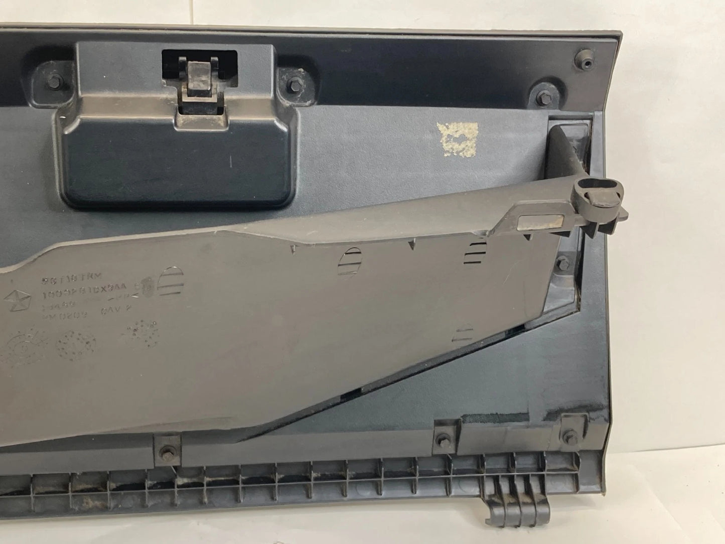 2002-2005 DODGE RAM 1500 DASH GLOVE BOX STORAGE COMPARTMENT 1000281DX9AA OEM