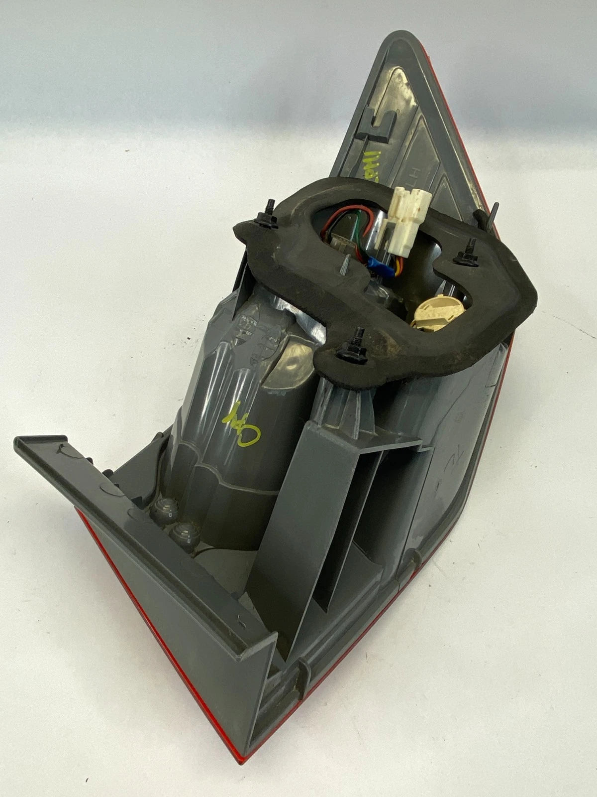 2010-2013 KIA FORTE SEDAN REAR LEFT SIDE QUARTER PANEL MOUNTED TAILLIGHT LIGHT