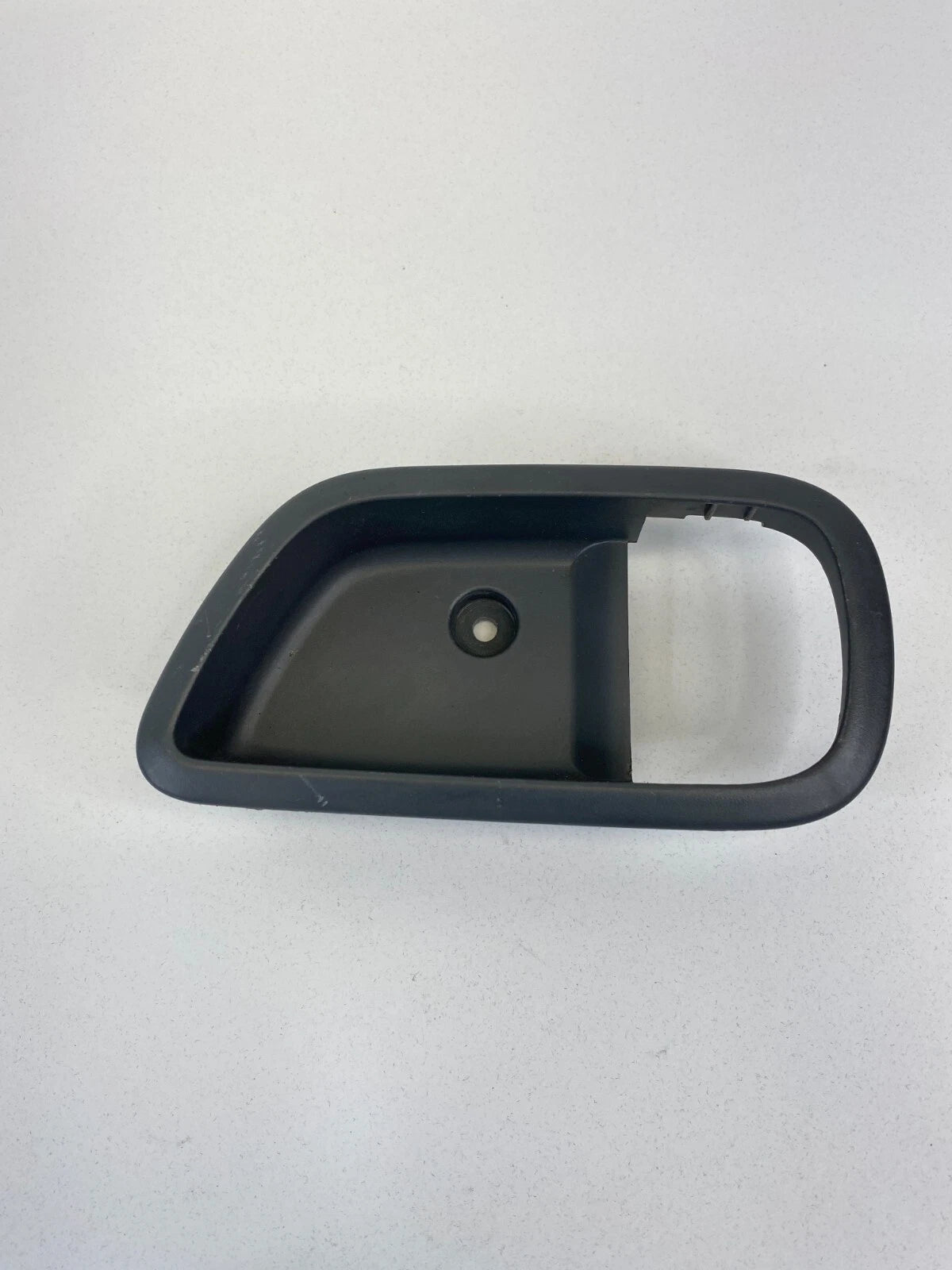 2009-2011 KIA RIO RIO5 REAR RIGHT DOOR HANDLE BEZEL TRIM OEM FACTORY 82621-1G010