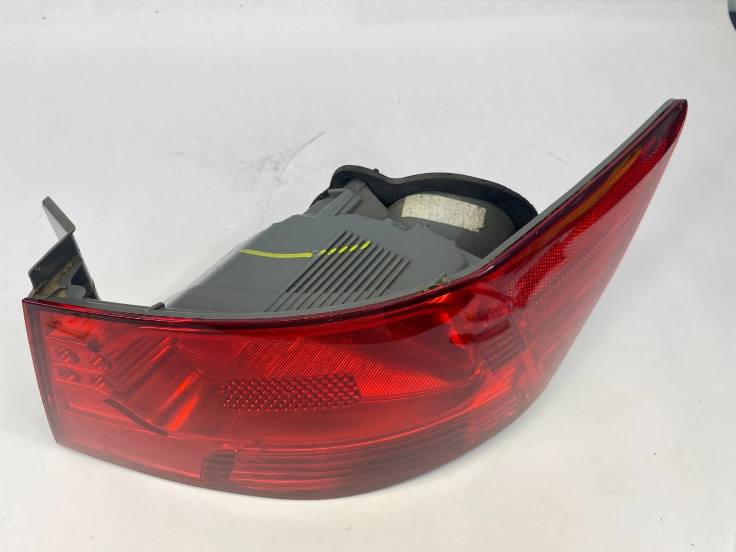 2010-2013 KIA FORTE SEDAN REAR RIGHT SIDE QUARTER PANEL MOUNTED TAILLIGHT LIGHT