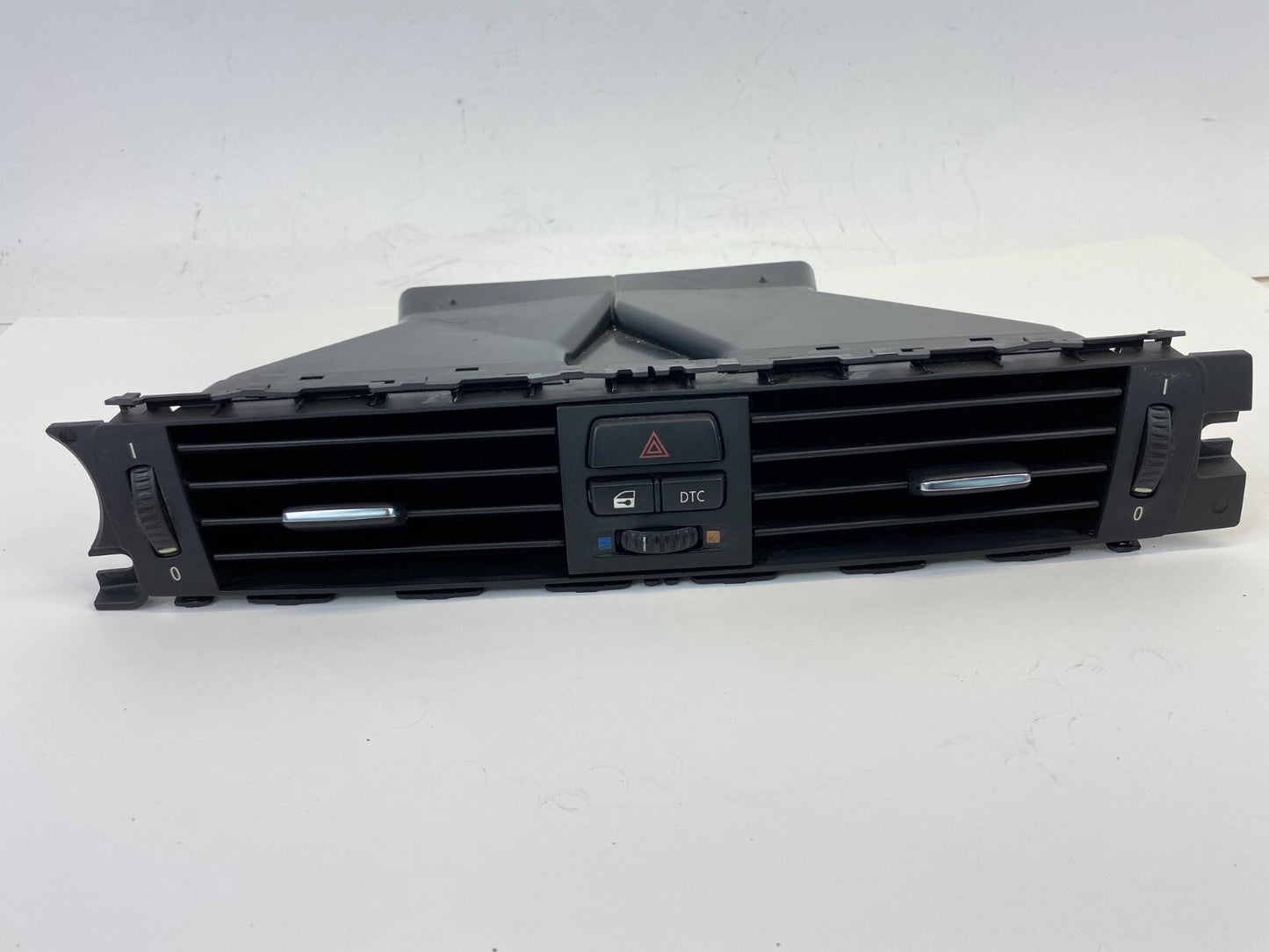 2006 BMW 330xi Dash Center Duct AC Air Vent Grille w/ Hazard Switch 64229130458