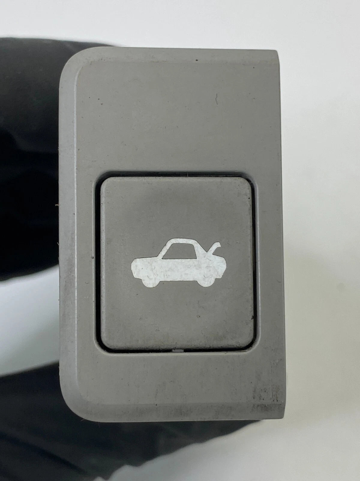 2004-2006 KIA SPECTRA SEDAN TRUNK DECK LID RELEASE OPEN SWITCH BUTTON OEM