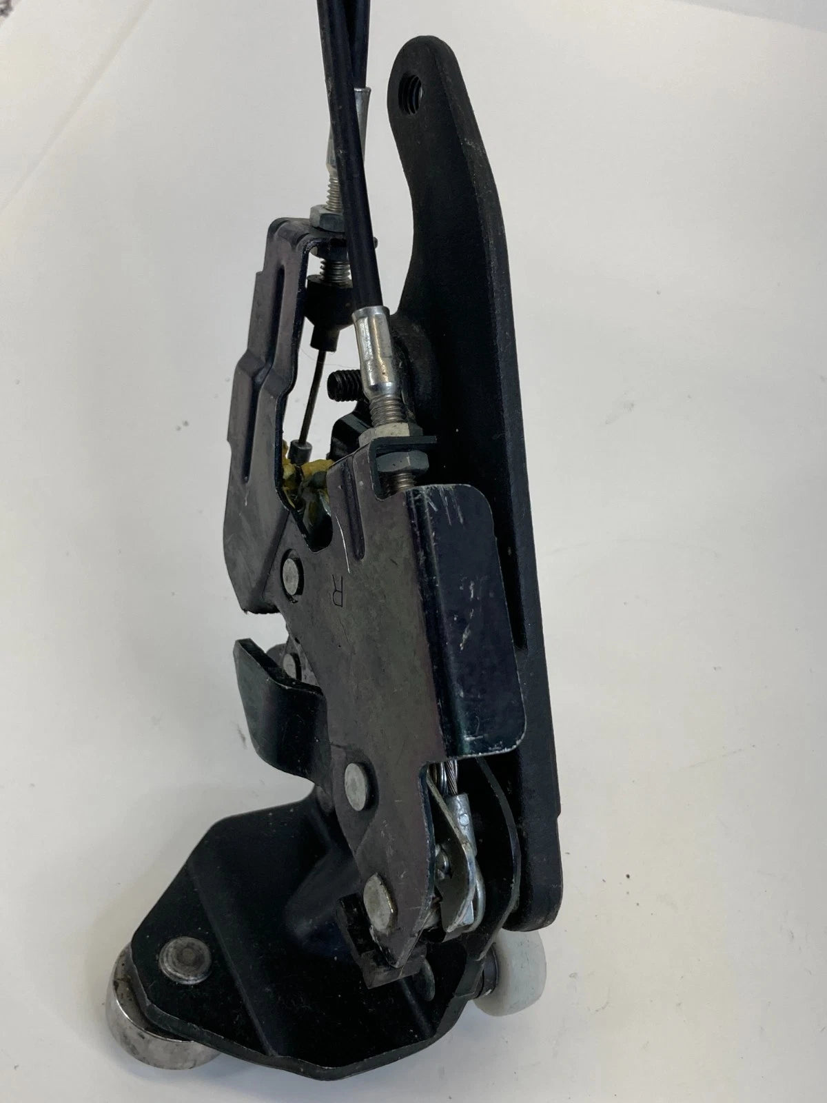 05-10 HONDA ODYSSEY RIGHT PASSENGER SLIDING DOOR LOWER ROLLER LATCH W/ CABLE OEM