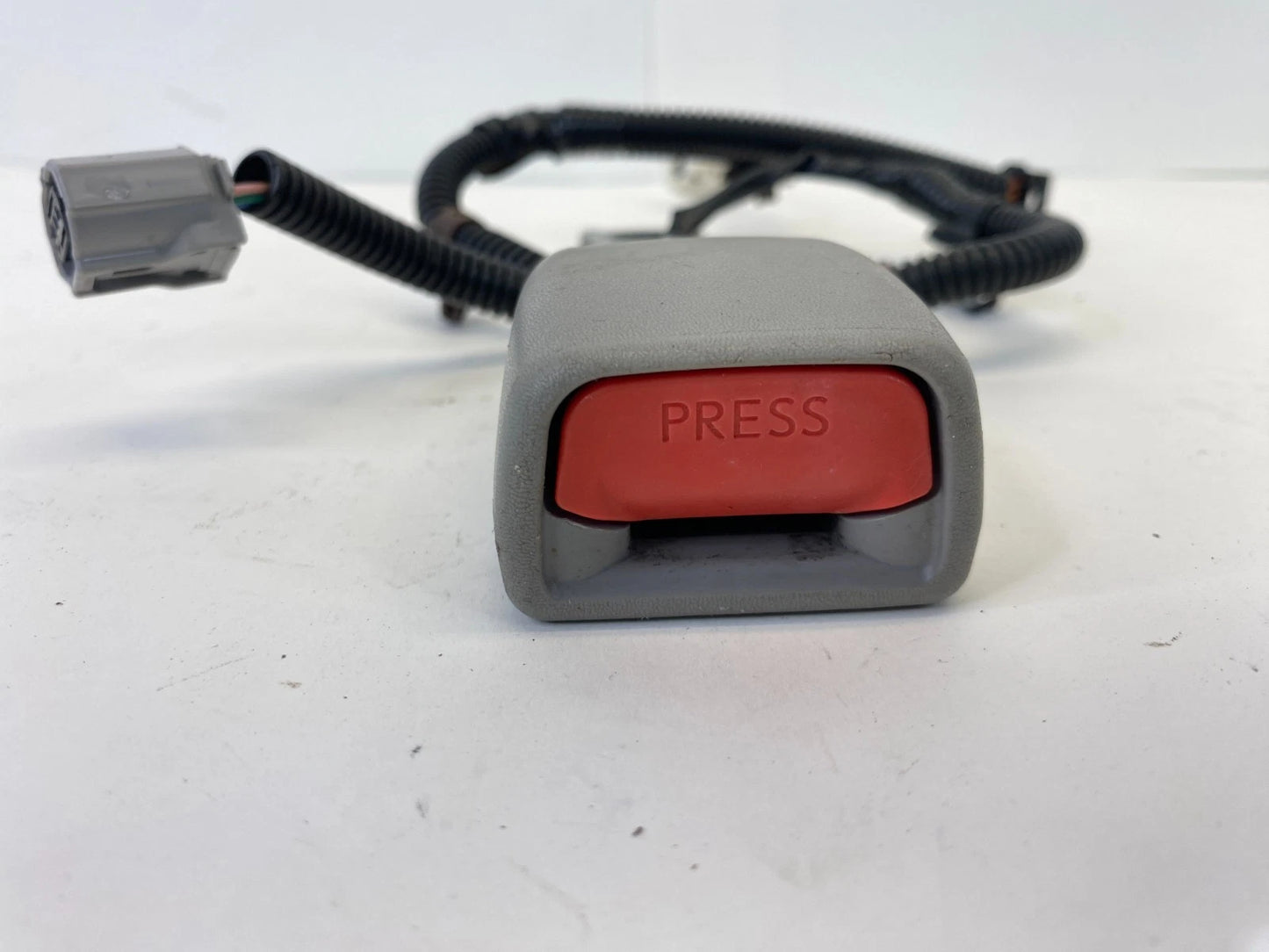 2016-2019 TOYOTA COROLLA FRONT RIGHT SEAT BELT BUCKLE END UNIT OEM FACTORY B620