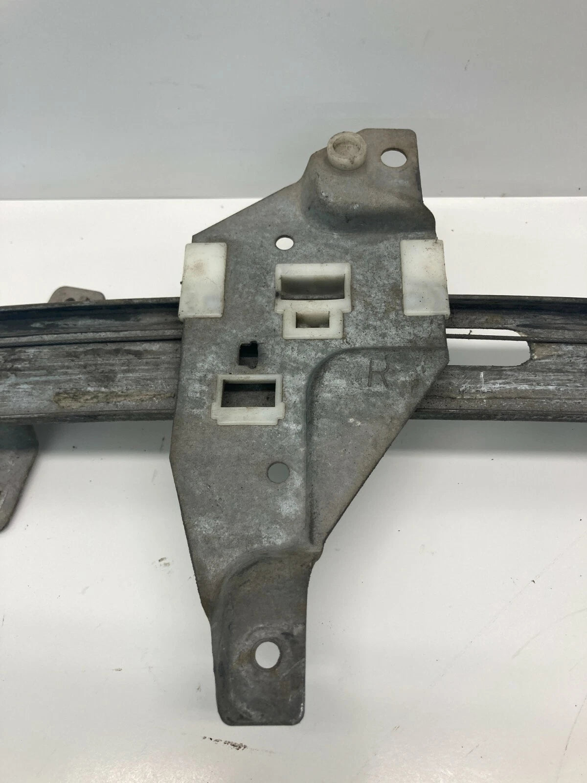 98-02 INTRIGUE 97-04 REGAL 97-05 CENTURY FRONT RIGHT WINDOW REGULATOR W/ MOTOR